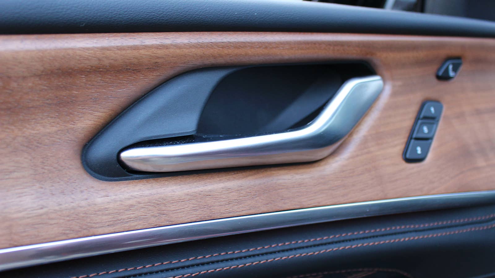 2022 Jeep Grand Cherokee L Summit door handle