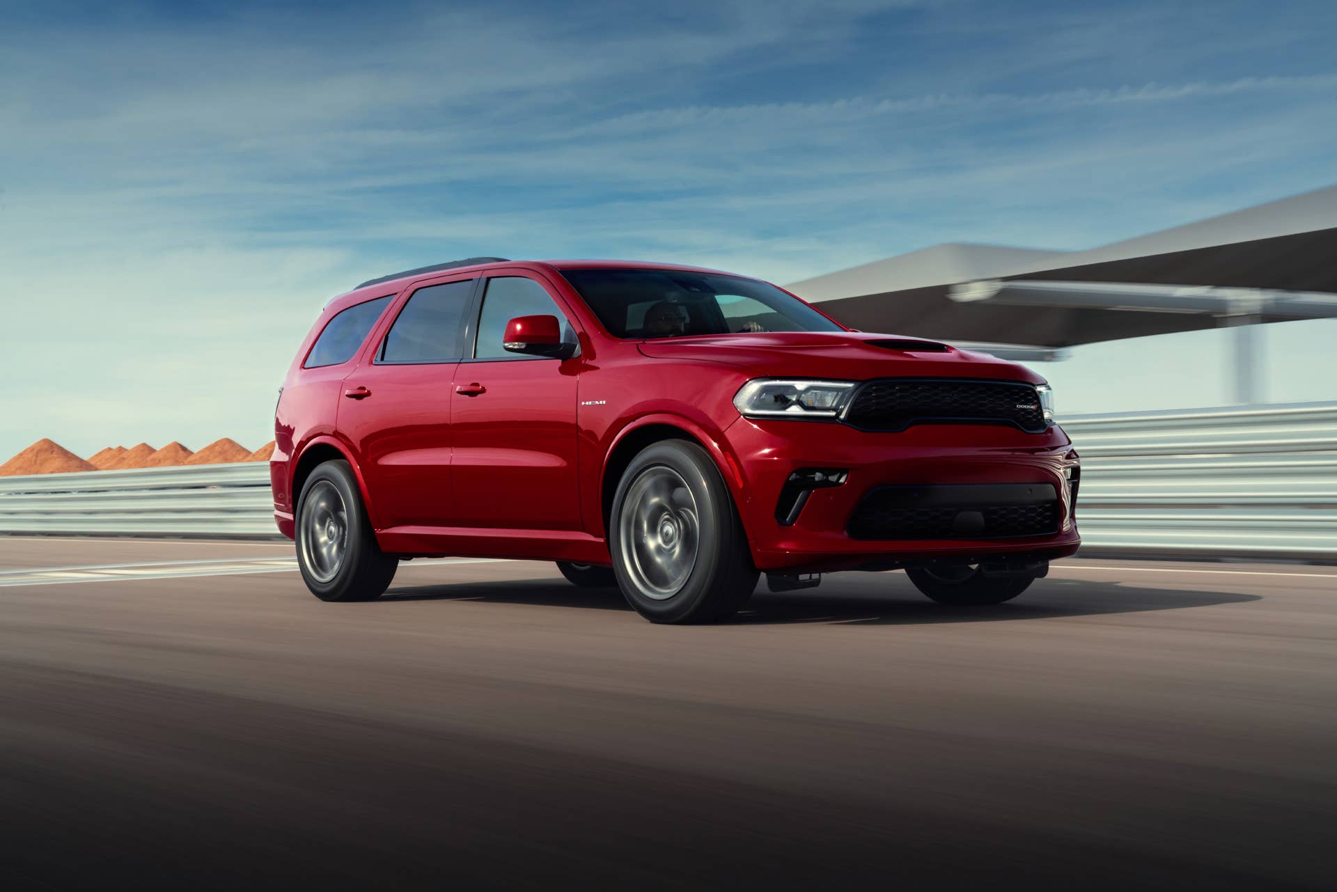 2022 Dodge Durango R/T Tow N Go: The R/T Tow N Go leverages the SRT’s menacing looks, 5.7-liter HEMI V-8 performance, unmatched, best-in-class towing of 8,700 lbs. and an increased top speed of 145 mph.