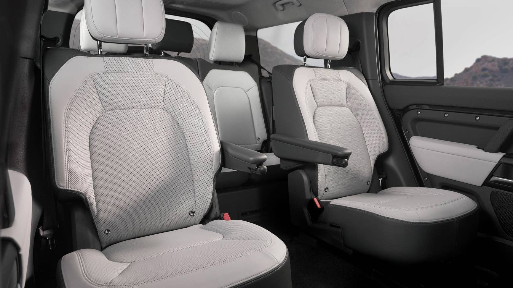 2025 Land Rover Defender 130 updated with captain's chairs - Autoblog