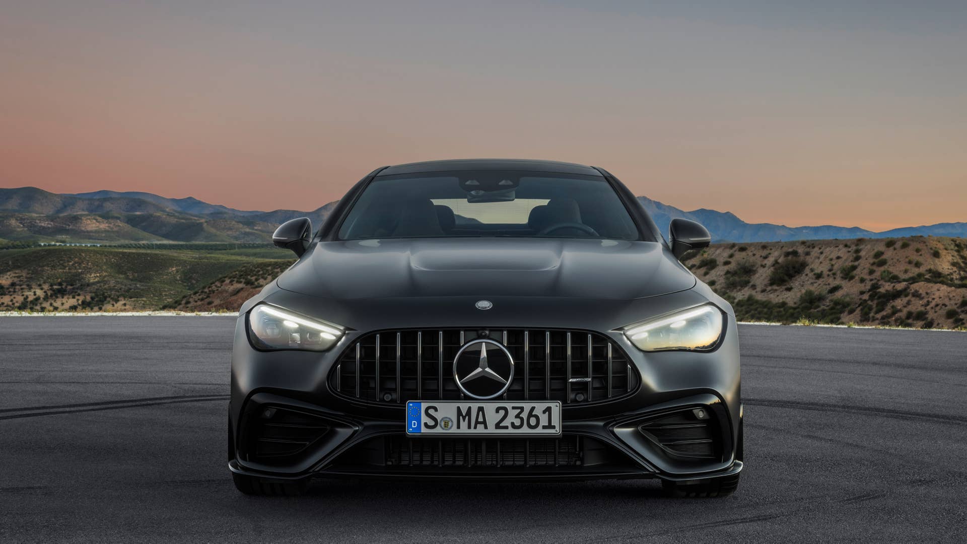 Mit dem neuen CLE 53 4MATIC+ Coupé (Kraftstoffverbrauch kombiniert 9,7-9,3 l/100 km, CO2-Emissionen kombiniert 220-212 g/km)  schärft Mercedes-AMG das Produktportfolio und definiert das Einstiegs-Performance-Coupé-Segment neu//With the new CLE 53 4MATIC+ Coupé (combined fuel consumption 9.7-9.3 l/100 km, combined CO2 emissions 220-212 g/km) , Mercedes-AMG is sharpening its product portfolio and redefining the entry-level performance coupé segment.