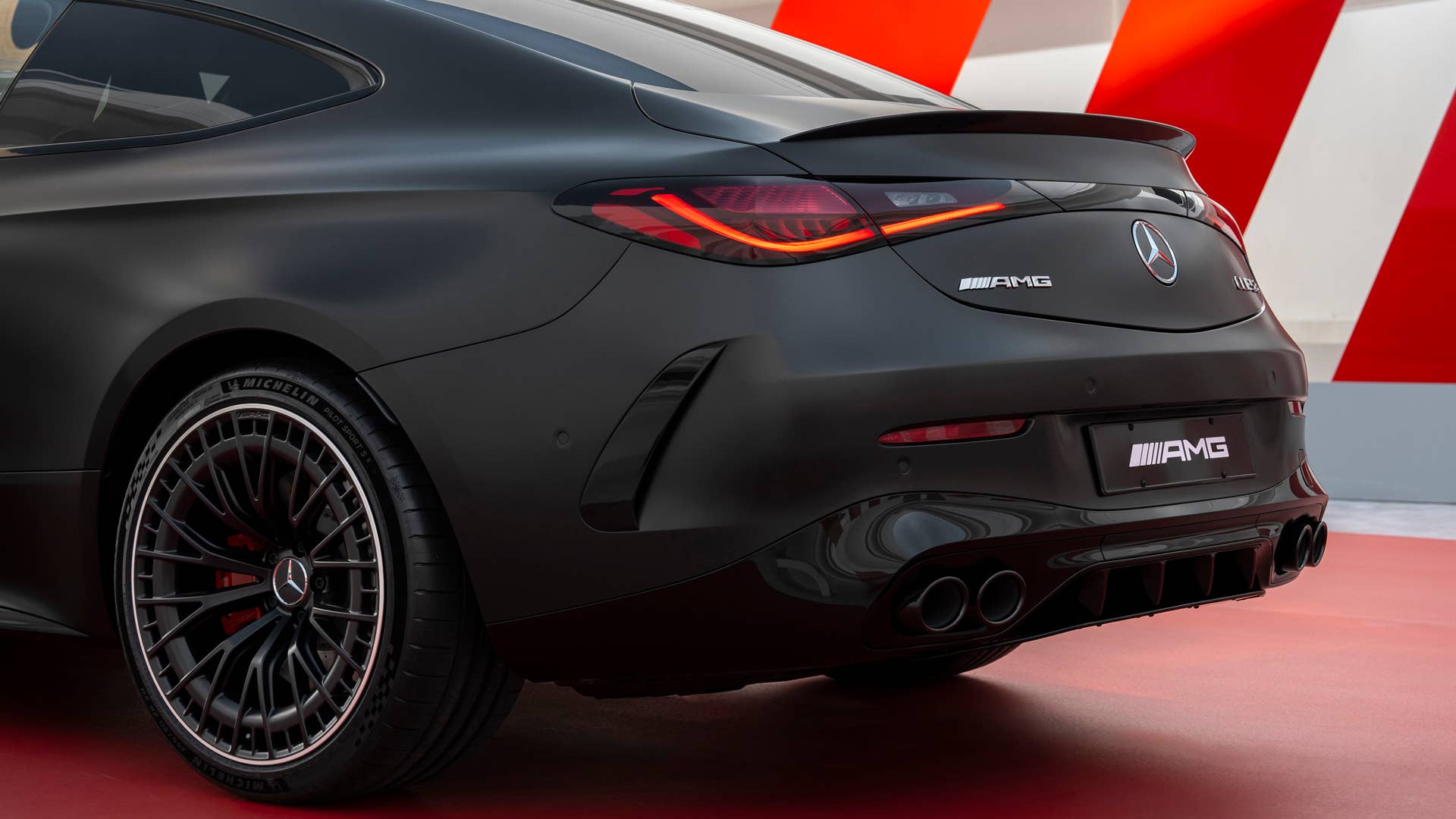 [Mercedes-AMG CLE 53 4MATIC+ | Kraftstoffverbrauch kombiniert: 9,7-9,3 l/100 km | CO₂-Emissionen kombiniert: 220-212 g/km]* Exterieur: graphitgrau magno; Interieur: schwarz mit roten Ziernähten. // [Mercedes-AMG CLE 53 4MATIC+| fuel consumption combined: 9,7-9,3 l/100 km | CO₂-emissions combined: 220-212 g/km]* exterior: graphite grey magno; interior: black with red stitching