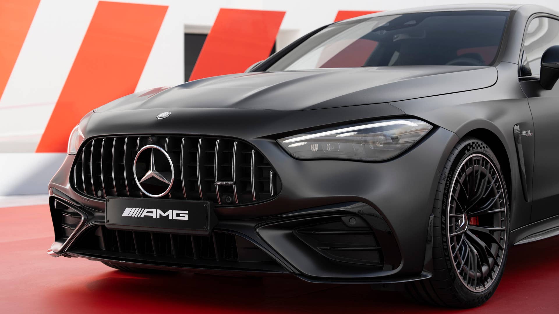[Mercedes-AMG CLE 53 4MATIC+ | Kraftstoffverbrauch kombiniert: 9,7-9,3 l/100 km | CO₂-Emissionen kombiniert: 220-212 g/km]* Exterieur: graphitgrau magno; Interieur: schwarz mit roten Ziernähten. // [Mercedes-AMG CLE 53 4MATIC+| fuel consumption combined: 9,7-9,3 l/100 km | CO₂-emissions combined: 220-212 g/km]* exterior: graphite grey magno; interior: black with red stitching