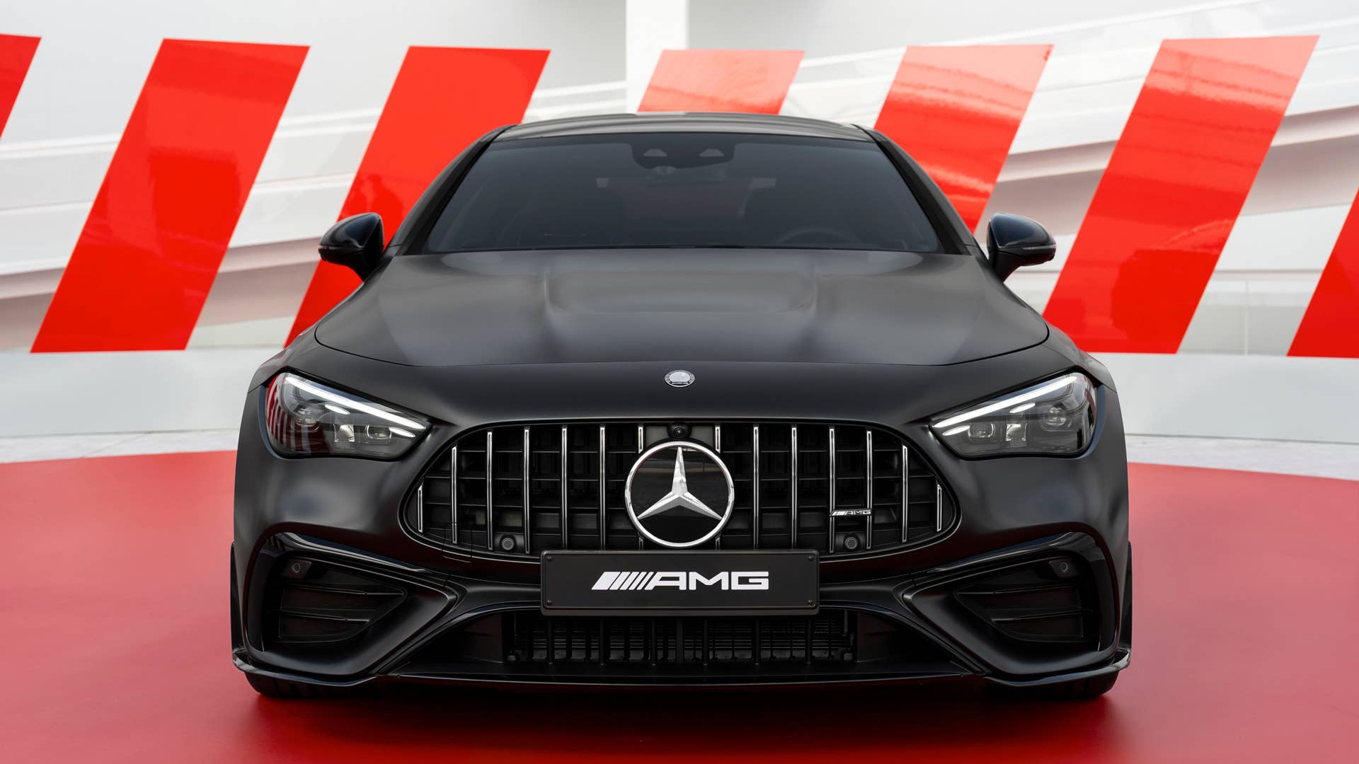 [Mercedes-AMG CLE 53 4MATIC+ | Kraftstoffverbrauch kombiniert: 9,7-9,3 l/100 km | CO₂-Emissionen kombiniert: 220-212 g/km]* Exterieur: graphitgrau magno; Interieur: schwarz mit roten Ziernähten. // [Mercedes-AMG CLE 53 4MATIC+| fuel consumption combined: 9,7-9,3 l/100 km | CO₂-emissions combined: 220-212 g/km]* exterior: graphite grey magno; interior: black with red stitching