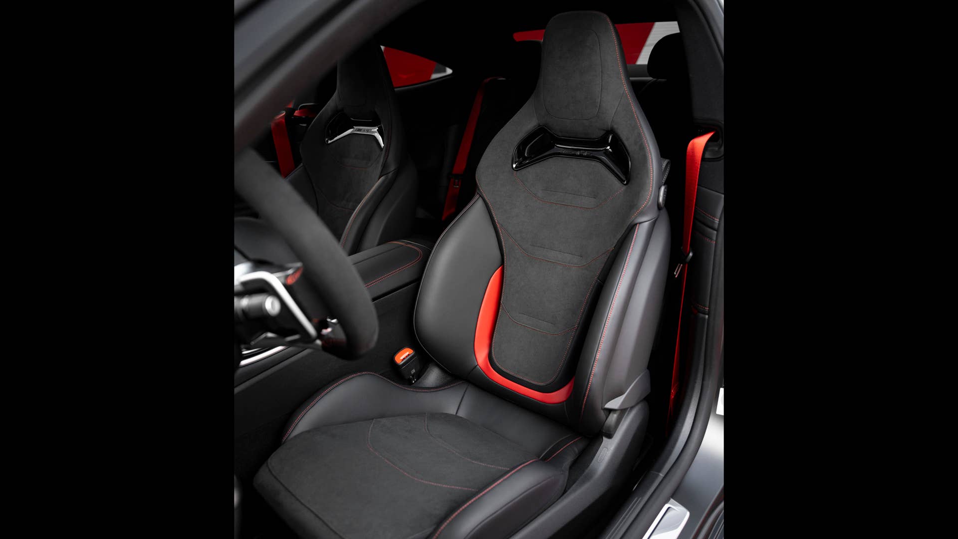 [Mercedes-AMG CLE 53 4MATIC+ | Kraftstoffverbrauch kombiniert: 9,7-9,3 l/100 km | CO₂-Emissionen kombiniert: 220-212 g/km]* Exterieur: graphitgrau magno; Interieur: schwarz mit roten Ziernähten. // [Mercedes-AMG CLE 53 4MATIC+| fuel consumption combined: 9,7-9,3 l/100 km | CO₂-emissions combined: 220-212 g/km]* exterior: graphite grey magno; interior: black with red stitching