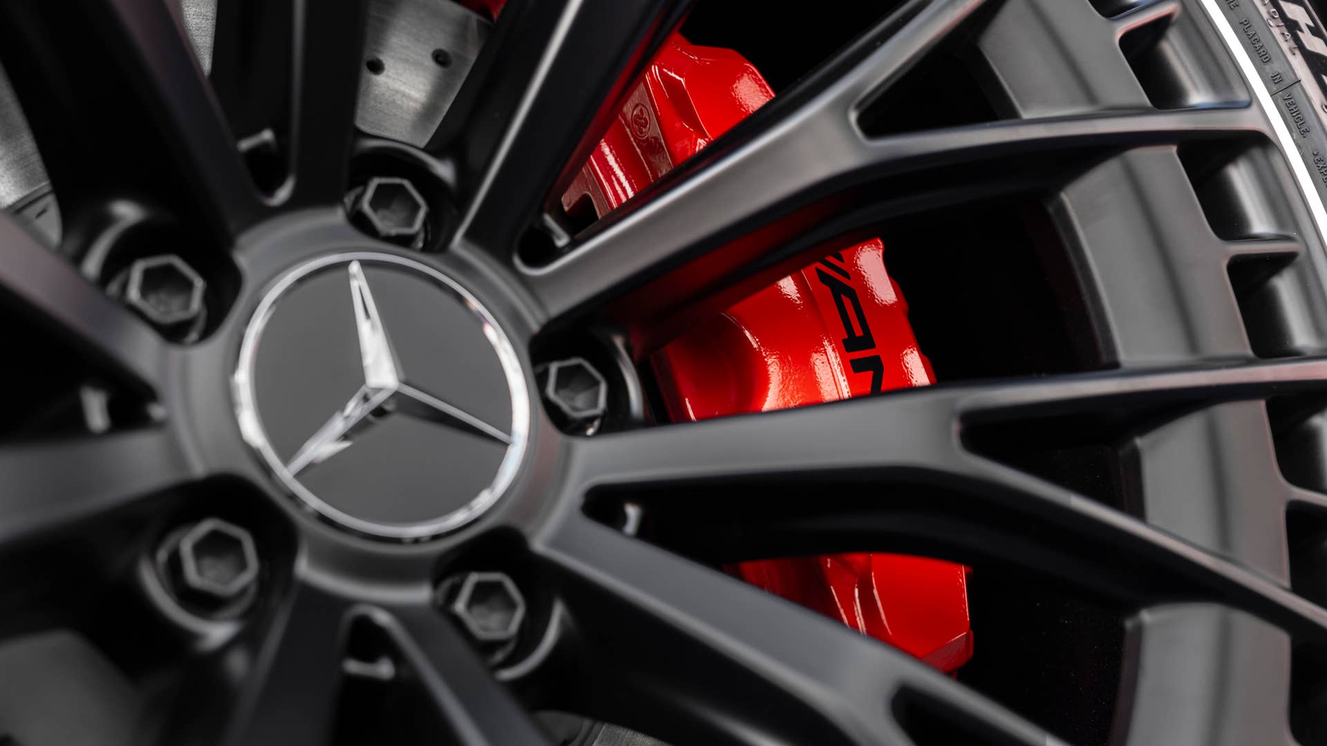 [Mercedes-AMG CLE 53 4MATIC+ | Kraftstoffverbrauch kombiniert: 9,7-9,3 l/100 km | CO₂-Emissionen kombiniert: 220-212 g/km]* Exterieur: graphitgrau magno; Interieur: schwarz mit roten Ziernähten. // [Mercedes-AMG CLE 53 4MATIC+| fuel consumption combined: 9,7-9,3 l/100 km | CO₂-emissions combined: 220-212 g/km]* exterior: graphite grey magno; interior: black with red stitching