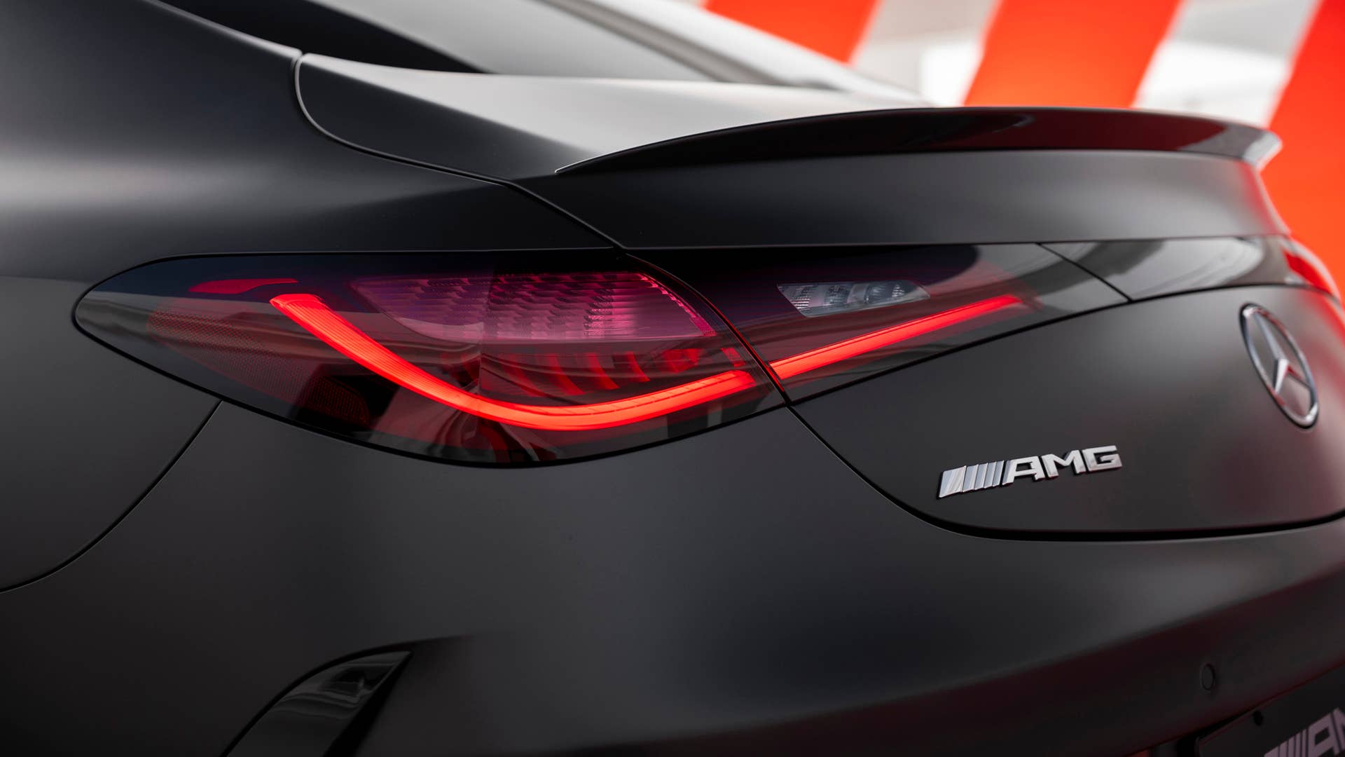 [Mercedes-AMG CLE 53 4MATIC+ | Kraftstoffverbrauch kombiniert: 9,7-9,3 l/100 km | CO₂-Emissionen kombiniert: 220-212 g/km]* Exterieur: graphitgrau magno; Interieur: schwarz mit roten Ziernähten. // [Mercedes-AMG CLE 53 4MATIC+| fuel consumption combined: 9,7-9,3 l/100 km | CO₂-emissions combined: 220-212 g/km]* exterior: graphite grey magno; interior: black with red stitching