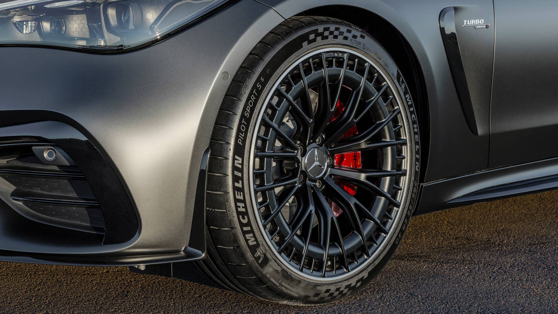 Mit dem neuen CLE 53 4MATIC+ Coupé (Kraftstoffverbrauch kombiniert 9,7-9,3 l/100 km, CO2-Emissionen kombiniert 220-212 g/km)  schärft Mercedes-AMG das Produktportfolio und definiert das Einstiegs-Performance-Coupé-Segment neu//With the new CLE 53 4MATIC+ Coupé (combined fuel consumption 9.7-9.3 l/100 km, combined CO2 emissions 220-212 g/km) , Mercedes-AMG is sharpening its product portfolio and redefining the entry-level performance coupé segment.