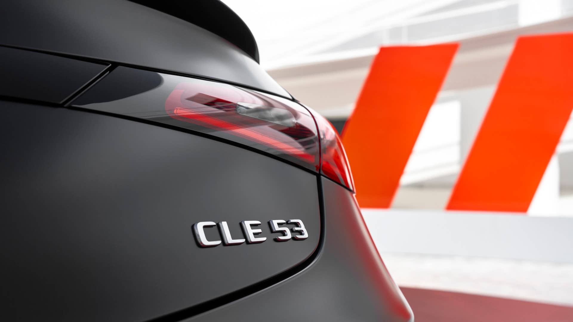 [Mercedes-AMG CLE 53 4MATIC+ | Kraftstoffverbrauch kombiniert: 9,7-9,3 l/100 km | CO₂-Emissionen kombiniert: 220-212 g/km]* Exterieur: graphitgrau magno; Interieur: schwarz mit roten Ziernähten. // [Mercedes-AMG CLE 53 4MATIC+| fuel consumption combined: 9,7-9,3 l/100 km | CO₂-emissions combined: 220-212 g/km]* exterior: graphite grey magno; interior: black with red stitching