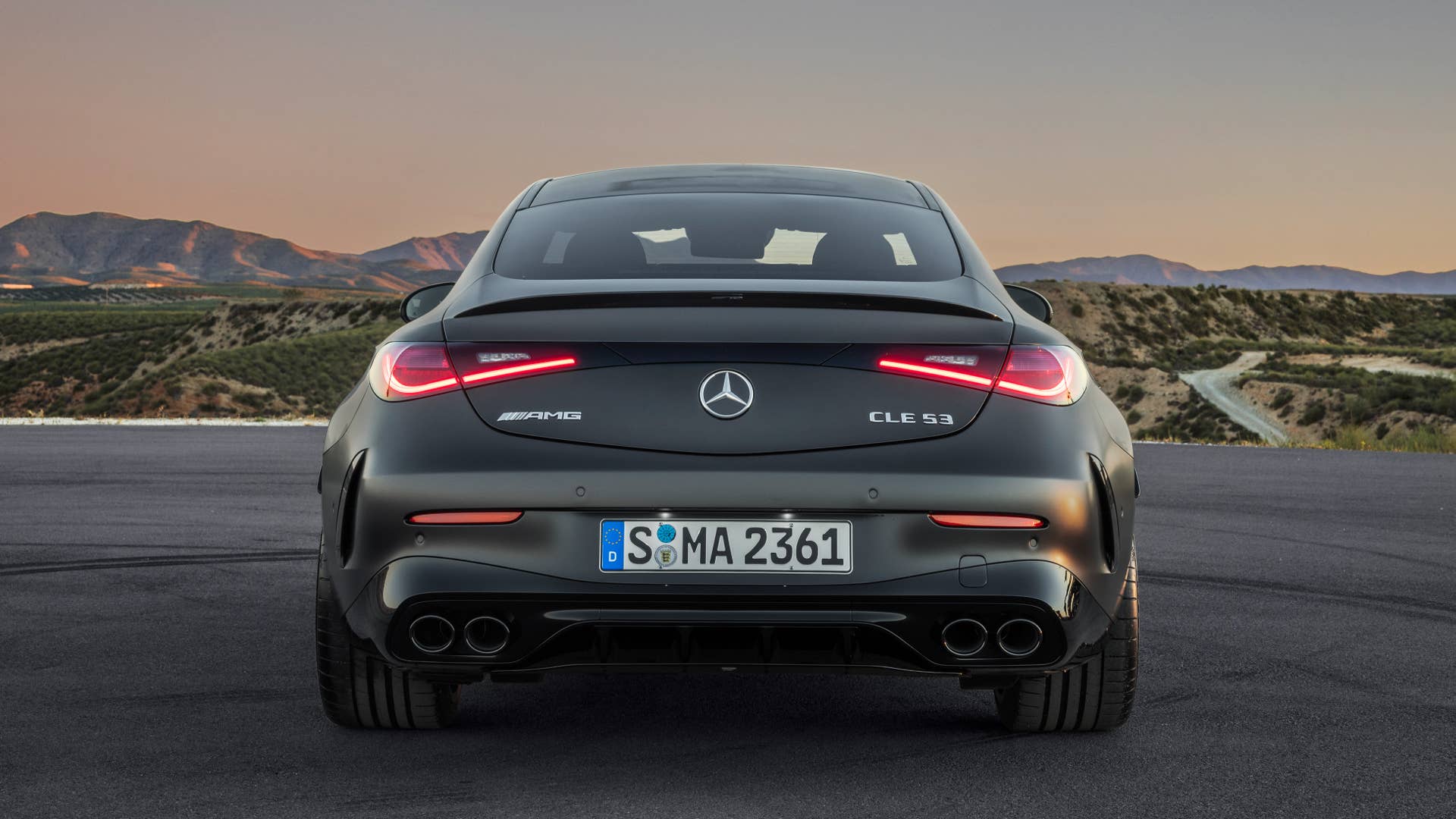Mit dem neuen CLE 53 4MATIC+ Coupé (Kraftstoffverbrauch kombiniert 9,7-9,3 l/100 km, CO2-Emissionen kombiniert 220-212 g/km)  schärft Mercedes-AMG das Produktportfolio und definiert das Einstiegs-Performance-Coupé-Segment neu//With the new CLE 53 4MATIC+ Coupé (combined fuel consumption 9.7-9.3 l/100 km, combined CO2 emissions 220-212 g/km) , Mercedes-AMG is sharpening its product portfolio and redefining the entry-level performance coupé segment.