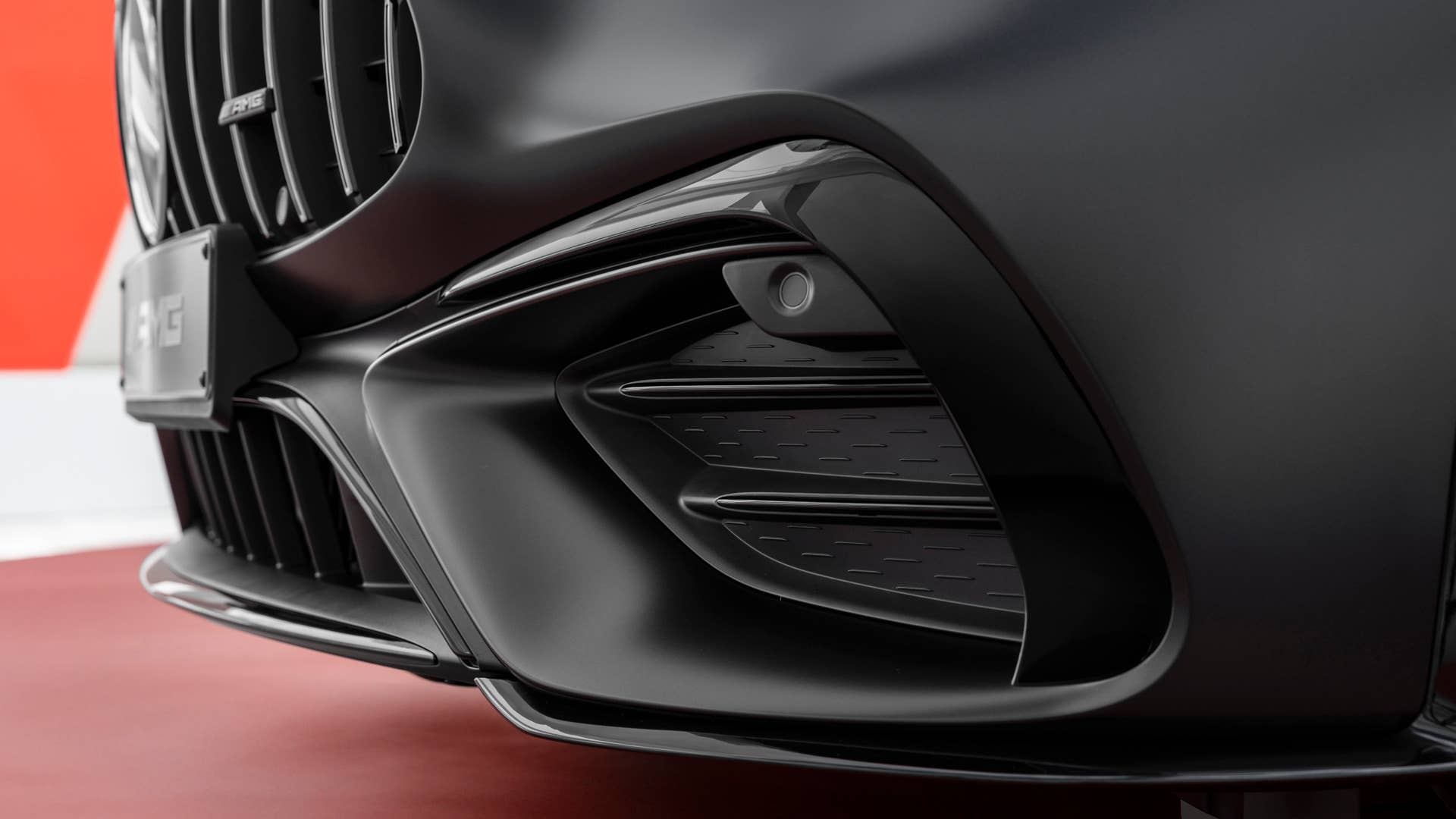 [Mercedes-AMG CLE 53 4MATIC+ | Kraftstoffverbrauch kombiniert: 9,7-9,3 l/100 km | CO₂-Emissionen kombiniert: 220-212 g/km]* Exterieur: graphitgrau magno; Interieur: schwarz mit roten Ziernähten. // [Mercedes-AMG CLE 53 4MATIC+| fuel consumption combined: 9,7-9,3 l/100 km | CO₂-emissions combined: 220-212 g/km]* exterior: graphite grey magno; interior: black with red stitching