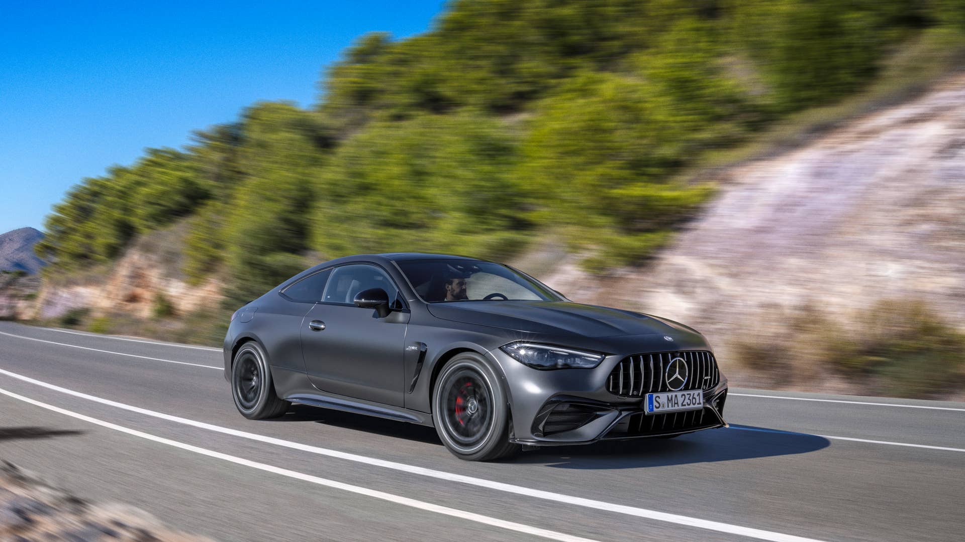 Mit dem neuen CLE 53 4MATIC+ Coupé (Kraftstoffverbrauch kombiniert 9,7-9,3 l/100 km, CO2-Emissionen kombiniert 220-212 g/km)  schärft Mercedes-AMG das Produktportfolio und definiert das Einstiegs-Performance-Coupé-Segment neu//With the new CLE 53 4MATIC+ Coupé (combined fuel consumption 9.7-9.3 l/100 km, combined CO2 emissions 220-212 g/km) , Mercedes-AMG is sharpening its product portfolio and redefining the entry-level performance coupé segment.