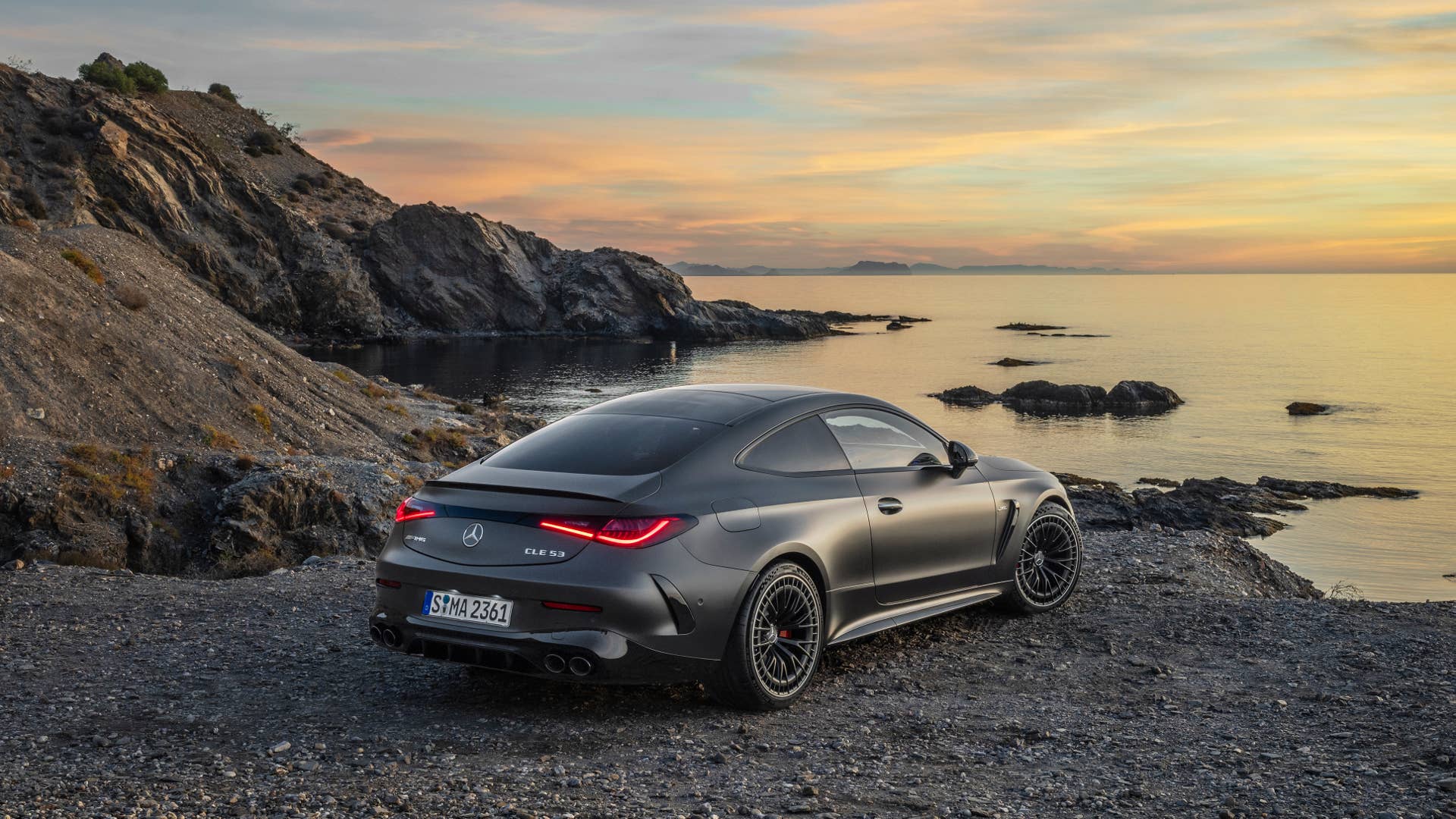Mit dem neuen CLE 53 4MATIC+ Coupé (Kraftstoffverbrauch kombiniert 9,7-9,3 l/100 km, CO2-Emissionen kombiniert 220-212 g/km)  schärft Mercedes-AMG das Produktportfolio und definiert das Einstiegs-Performance-Coupé-Segment neu//With the new CLE 53 4MATIC+ Coupé (combined fuel consumption 9.7-9.3 l/100 km, combined CO2 emissions 220-212 g/km) , Mercedes-AMG is sharpening its product portfolio and redefining the entry-level performance coupé segment.