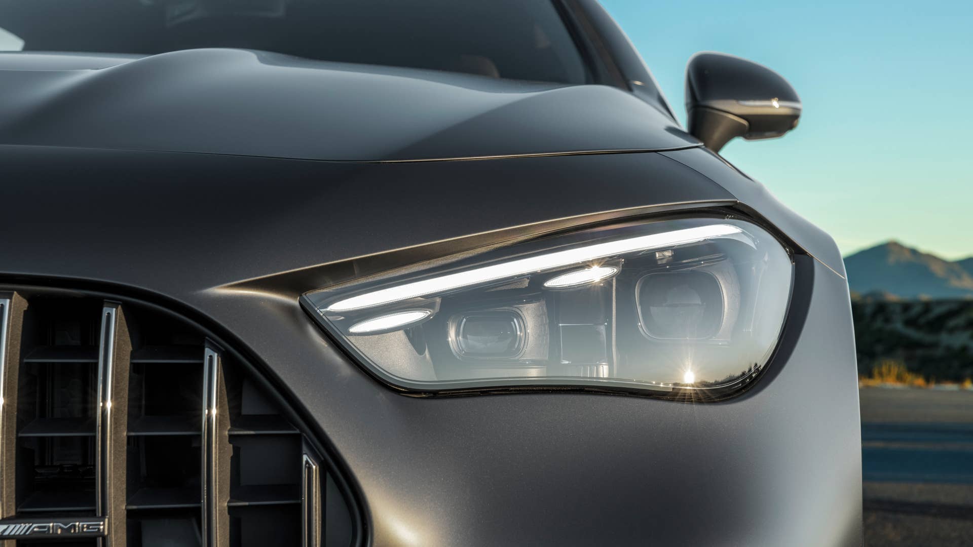 Mit dem neuen CLE 53 4MATIC+ Coupé (Kraftstoffverbrauch kombiniert 9,7-9,3 l/100 km, CO2-Emissionen kombiniert 220-212 g/km)  schärft Mercedes-AMG das Produktportfolio und definiert das Einstiegs-Performance-Coupé-Segment neu//With the new CLE 53 4MATIC+ Coupé (combined fuel consumption 9.7-9.3 l/100 km, combined CO2 emissions 220-212 g/km) , Mercedes-AMG is sharpening its product portfolio and redefining the entry-level performance coupé segment.