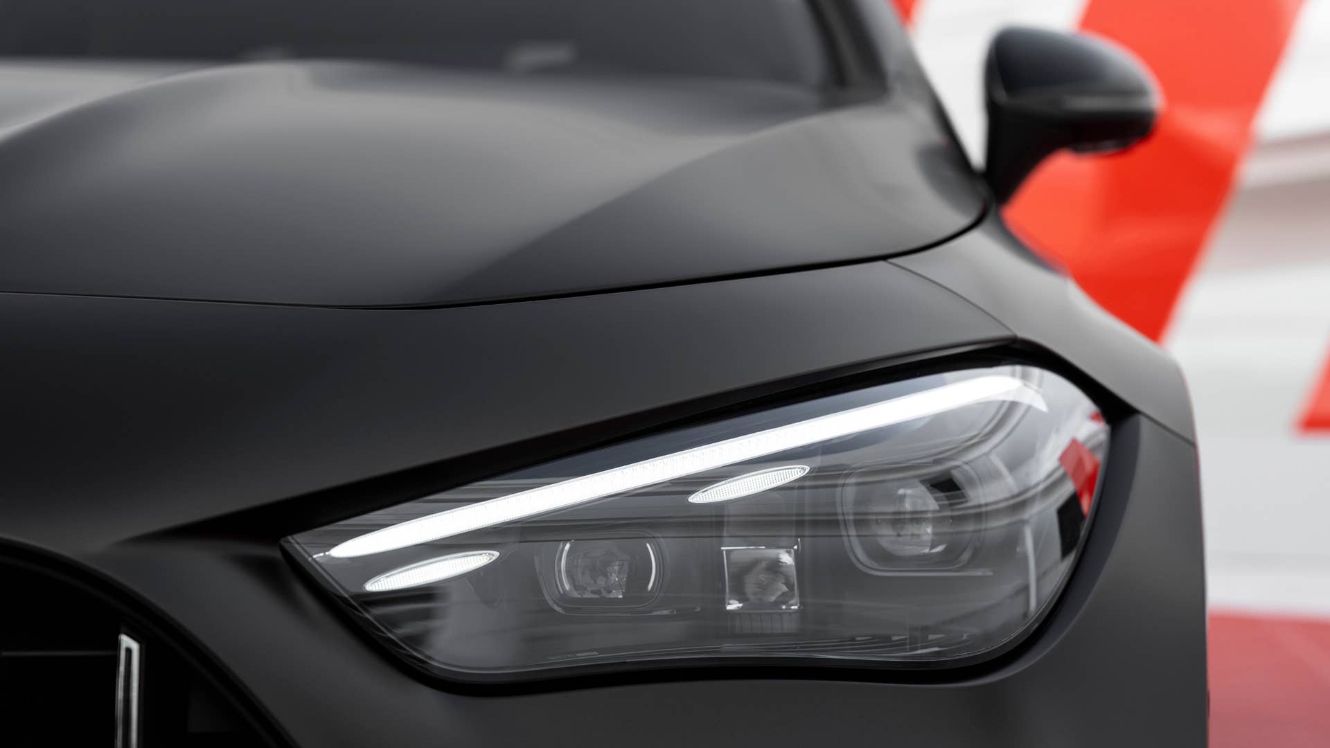 [Mercedes-AMG CLE 53 4MATIC+ | Kraftstoffverbrauch kombiniert: 9,7-9,3 l/100 km | CO₂-Emissionen kombiniert: 220-212 g/km]* Exterieur: graphitgrau magno; Interieur: schwarz mit roten Ziernähten. // [Mercedes-AMG CLE 53 4MATIC+| fuel consumption combined: 9,7-9,3 l/100 km | CO₂-emissions combined: 220-212 g/km]* exterior: graphite grey magno; interior: black with red stitching