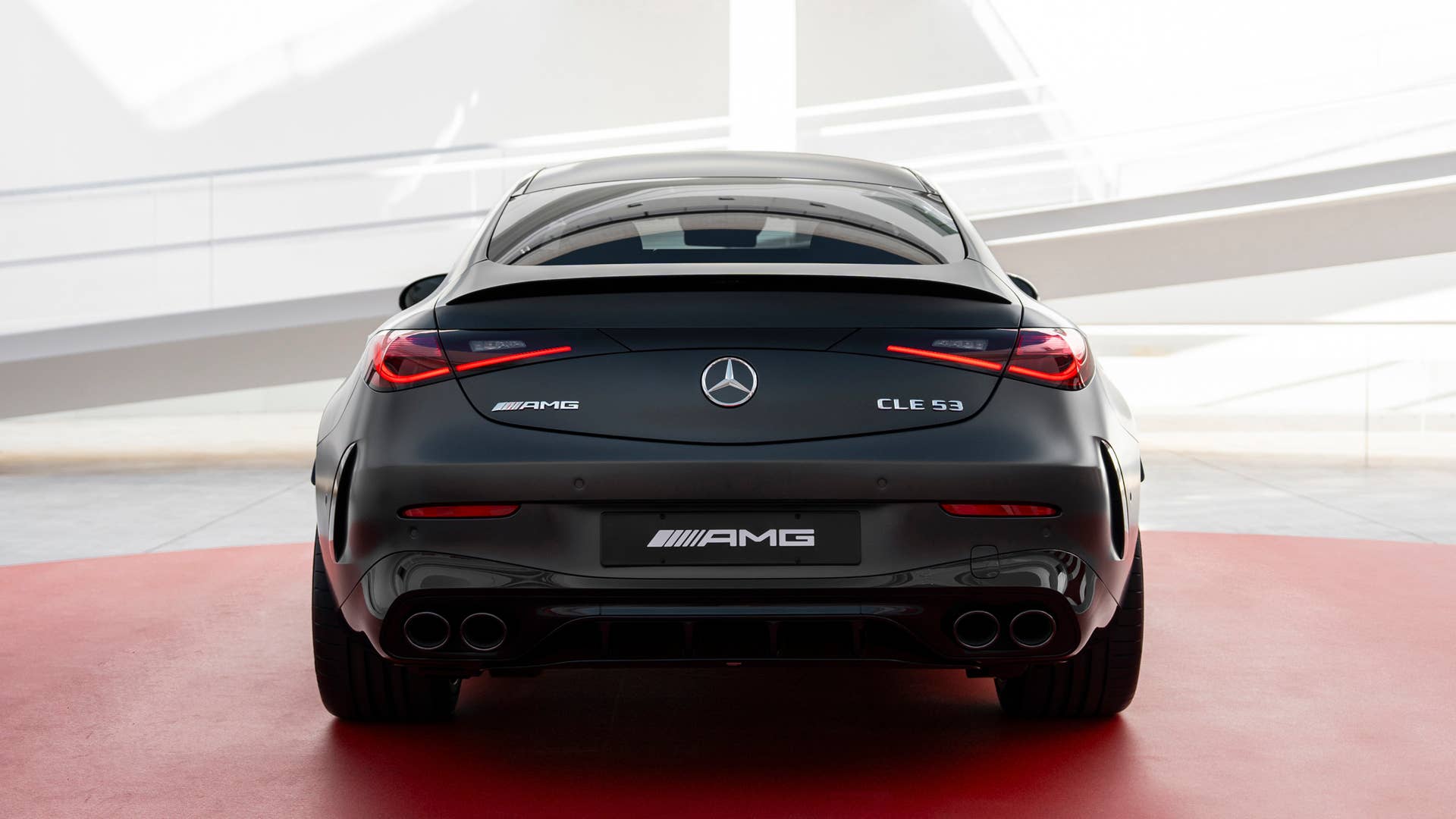 [Mercedes-AMG CLE 53 4MATIC+ | Kraftstoffverbrauch kombiniert: 9,7-9,3 l/100 km | CO₂-Emissionen kombiniert: 220-212 g/km]* Exterieur: graphitgrau magno; Interieur: schwarz mit roten Ziernähten. // [Mercedes-AMG CLE 53 4MATIC+| fuel consumption combined: 9,7-9,3 l/100 km | CO₂-emissions combined: 220-212 g/km]* exterior: graphite grey magno; interior: black with red stitching