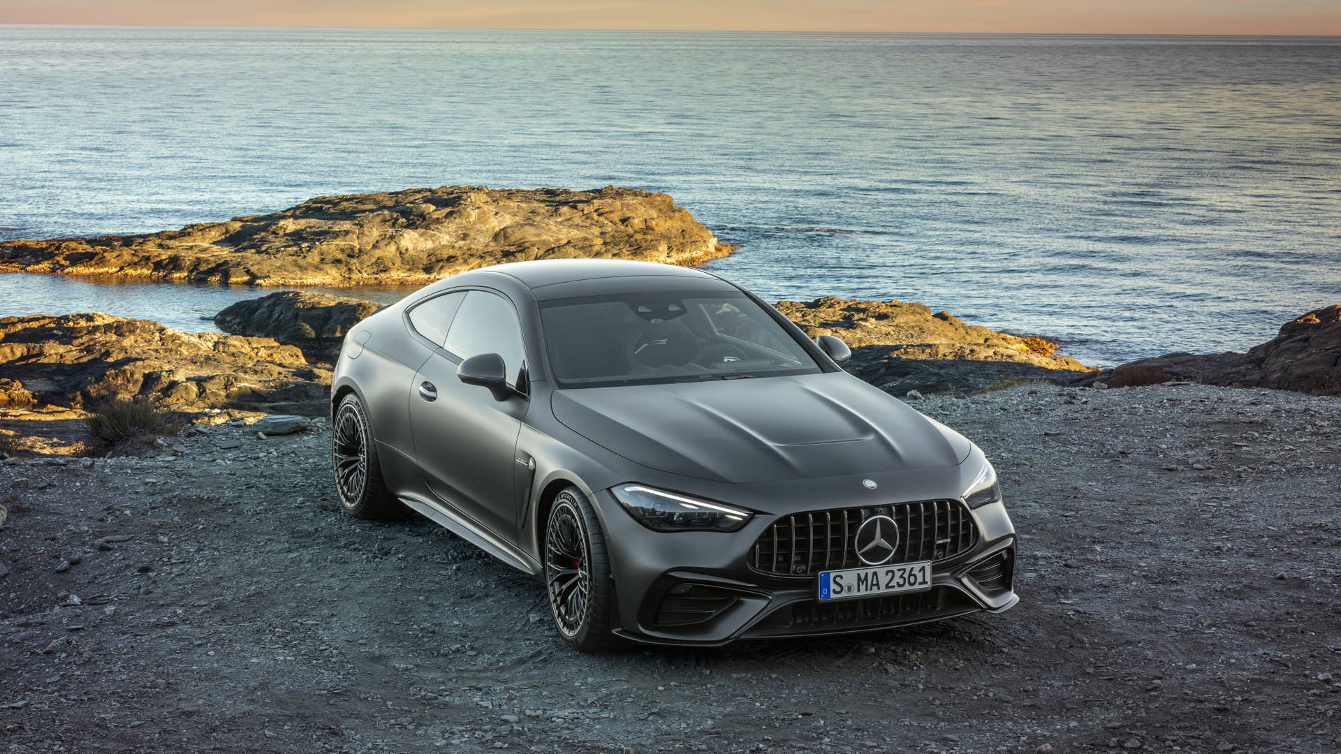 Mit dem neuen CLE 53 4MATIC+ Coupé (Kraftstoffverbrauch kombiniert 9,7-9,3 l/100 km, CO2-Emissionen kombiniert 220-212 g/km)  schärft Mercedes-AMG das Produktportfolio und definiert das Einstiegs-Performance-Coupé-Segment neu//With the new CLE 53 4MATIC+ Coupé (combined fuel consumption 9.7-9.3 l/100 km, combined CO2 emissions 220-212 g/km) , Mercedes-AMG is sharpening its product portfolio and redefining the entry-level performance coupé segment.