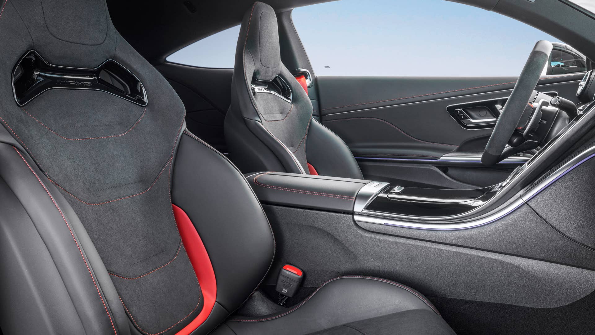 Mit dem neuen CLE 53 4MATIC+ Coupé (Kraftstoffverbrauch kombiniert 9,7-9,3 l/100 km, CO2-Emissionen kombiniert 220-212 g/km)  schärft Mercedes-AMG das Produktportfolio und definiert das Einstiegs-Performance-Coupé-Segment neu//With the new CLE 53 4MATIC+ Coupé (combined fuel consumption 9.7-9.3 l/100 km, combined CO2 emissions 220-212 g/km) , Mercedes-AMG is sharpening its product portfolio and redefining the entry-level performance coupé segment.