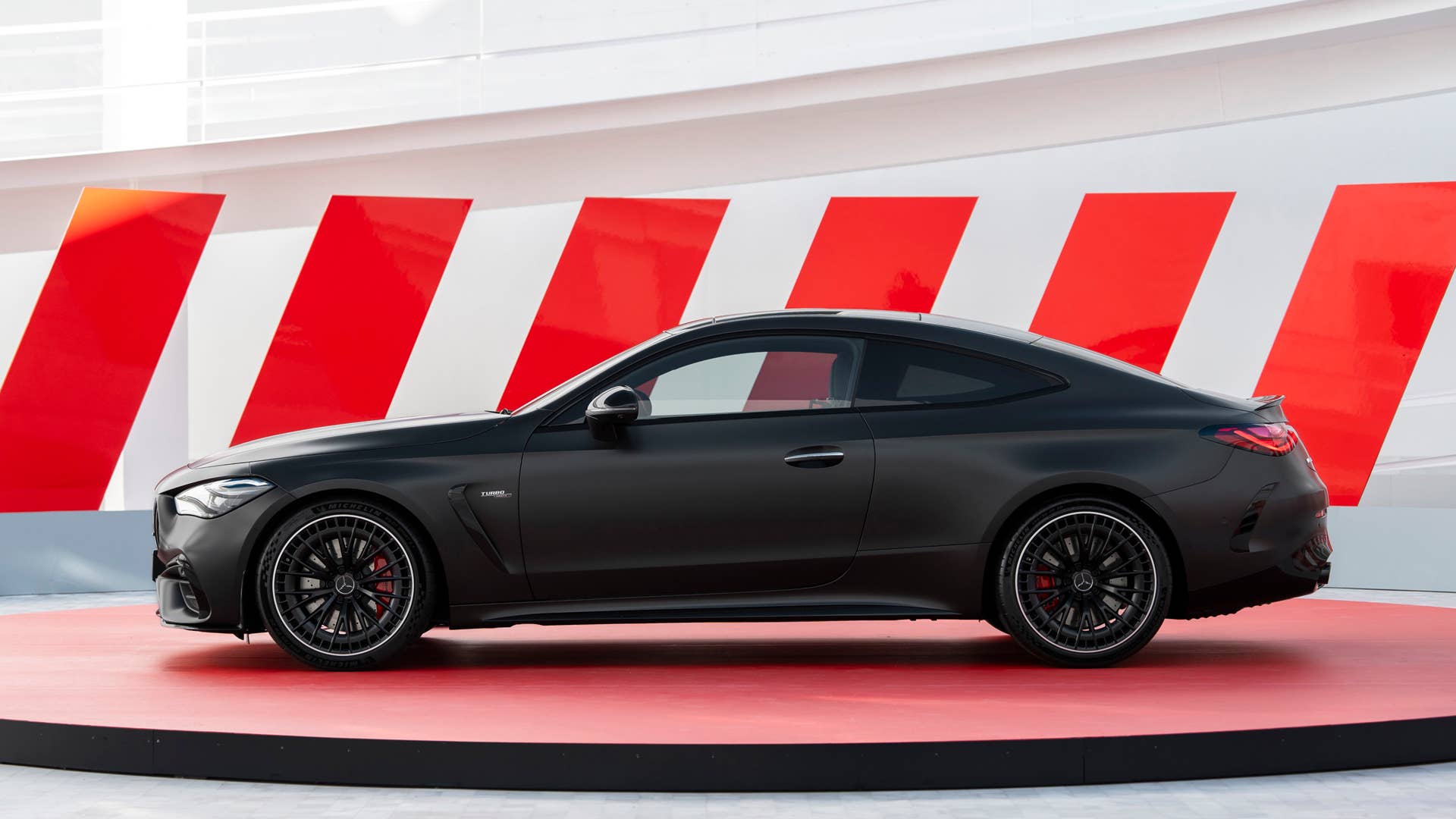 [Mercedes-AMG CLE 53 4MATIC+ | Kraftstoffverbrauch kombiniert: 9,7-9,3 l/100 km | CO₂-Emissionen kombiniert: 220-212 g/km]* Exterieur: graphitgrau magno; Interieur: schwarz mit roten Ziernähten. // [Mercedes-AMG CLE 53 4MATIC+| fuel consumption combined: 9,7-9,3 l/100 km | CO₂-emissions combined: 220-212 g/km]* exterior: graphite grey magno; interior: black with red stitching