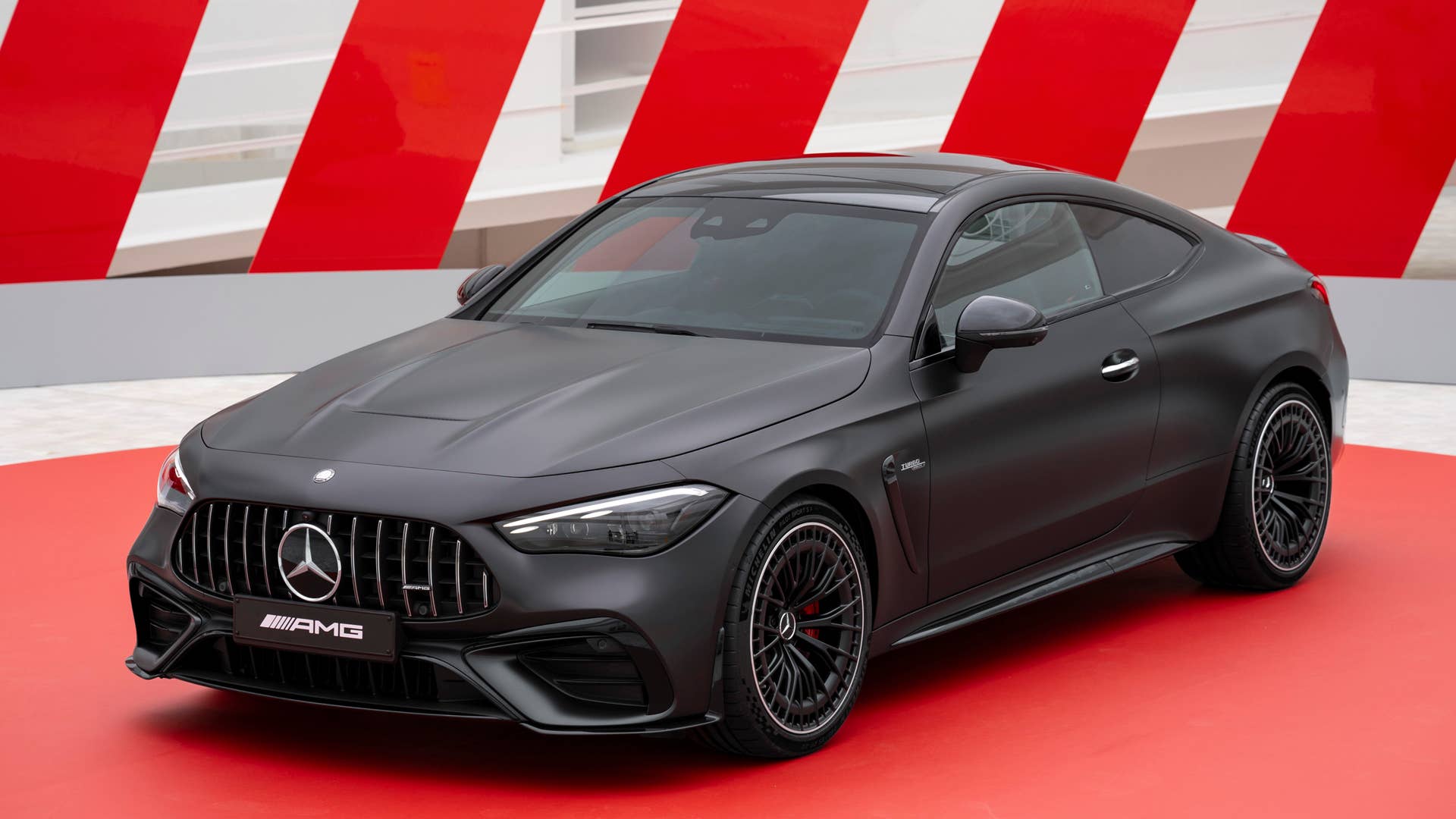 [Mercedes-AMG CLE 53 4MATIC+ | Kraftstoffverbrauch kombiniert: 9,7-9,3 l/100 km | CO₂-Emissionen kombiniert: 220-212 g/km]* Exterieur: graphitgrau magno; Interieur: schwarz mit roten Ziernähten. // [Mercedes-AMG CLE 53 4MATIC+| fuel consumption combined: 9,7-9,3 l/100 km | CO₂-emissions combined: 220-212 g/km]* exterior: graphite grey magno; interior: black with red stitching