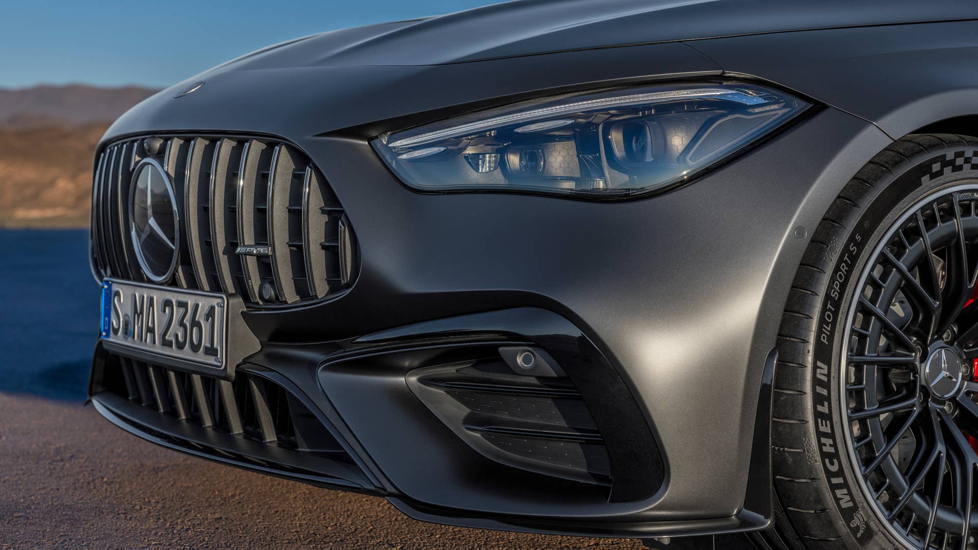 Mit dem neuen CLE 53 4MATIC+ Coupé (Kraftstoffverbrauch kombiniert 9,7-9,3 l/100 km, CO2-Emissionen kombiniert 220-212 g/km)  schärft Mercedes-AMG das Produktportfolio und definiert das Einstiegs-Performance-Coupé-Segment neu//With the new CLE 53 4MATIC+ Coupé (combined fuel consumption 9.7-9.3 l/100 km, combined CO2 emissions 220-212 g/km) , Mercedes-AMG is sharpening its product portfolio and redefining the entry-level performance coupé segment.