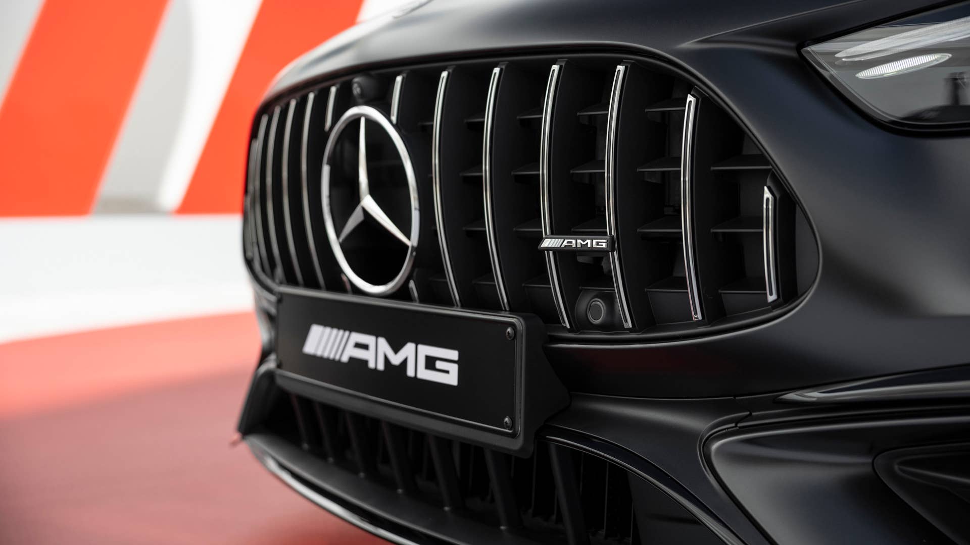 [Mercedes-AMG CLE 53 4MATIC+ | Kraftstoffverbrauch kombiniert: 9,7-9,3 l/100 km | CO₂-Emissionen kombiniert: 220-212 g/km]* Exterieur: graphitgrau magno; Interieur: schwarz mit roten Ziernähten. // [Mercedes-AMG CLE 53 4MATIC+| fuel consumption combined: 9,7-9,3 l/100 km | CO₂-emissions combined: 220-212 g/km]* exterior: graphite grey magno; interior: black with red stitching
