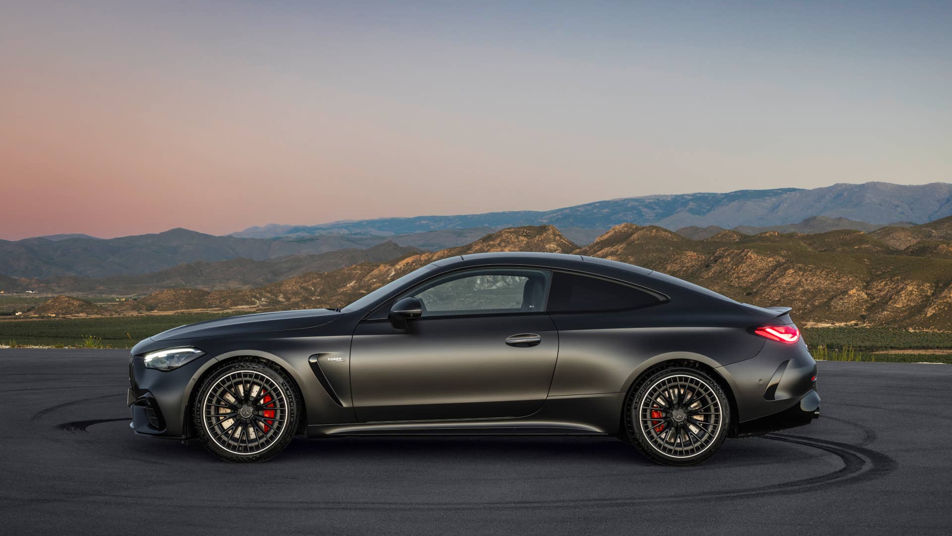Mit dem neuen CLE 53 4MATIC+ Coupé (Kraftstoffverbrauch kombiniert 9,7-9,3 l/100 km, CO2-Emissionen kombiniert 220-212 g/km)  schärft Mercedes-AMG das Produktportfolio und definiert das Einstiegs-Performance-Coupé-Segment neu//With the new CLE 53 4MATIC+ Coupé (combined fuel consumption 9.7-9.3 l/100 km, combined CO2 emissions 220-212 g/km) , Mercedes-AMG is sharpening its product portfolio and redefining the entry-level performance coupé segment.