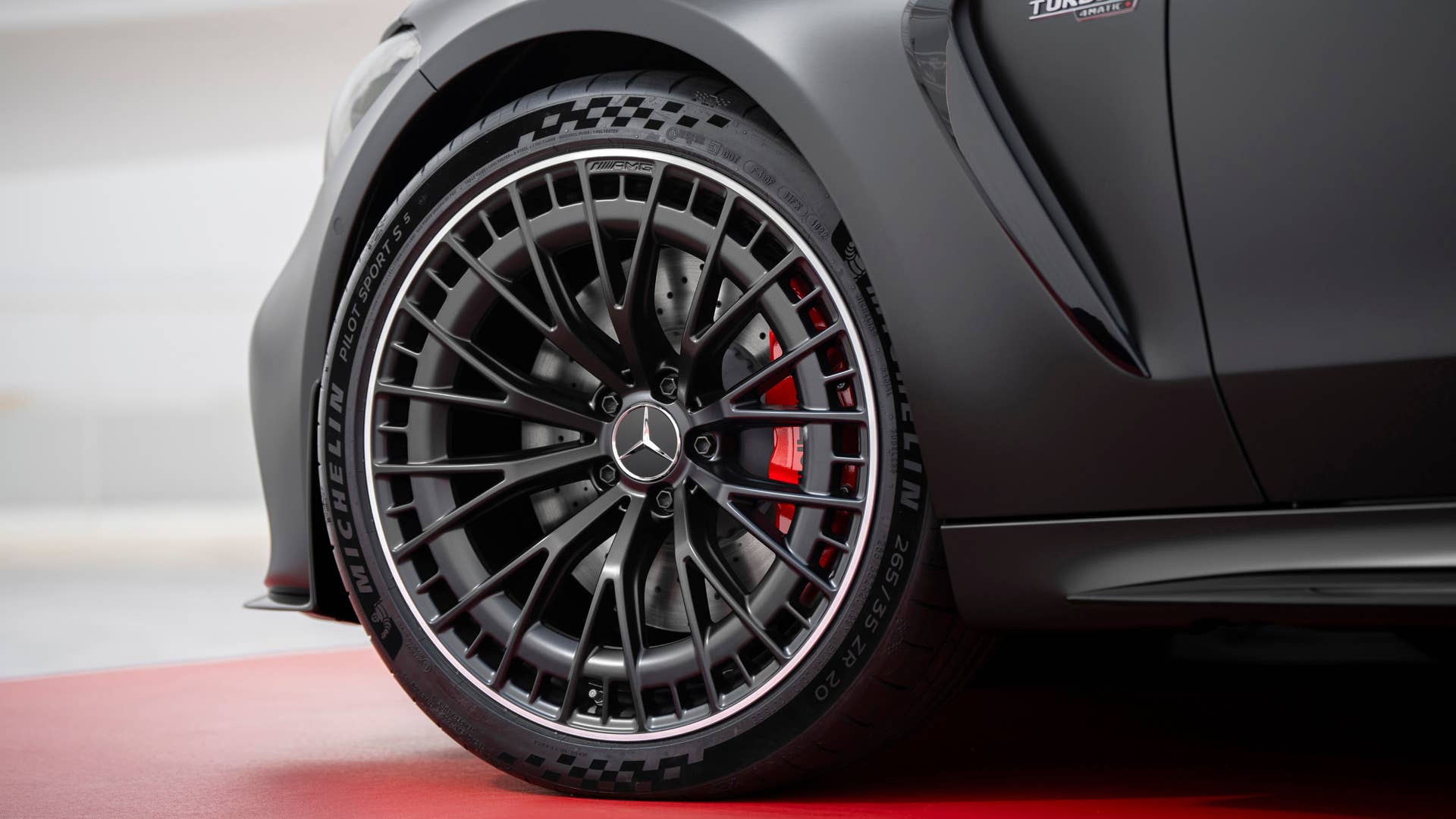 [Mercedes-AMG CLE 53 4MATIC+ | Kraftstoffverbrauch kombiniert: 9,7-9,3 l/100 km | CO₂-Emissionen kombiniert: 220-212 g/km]* Exterieur: graphitgrau magno; Interieur: schwarz mit roten Ziernähten. // [Mercedes-AMG CLE 53 4MATIC+| fuel consumption combined: 9,7-9,3 l/100 km | CO₂-emissions combined: 220-212 g/km]* exterior: graphite grey magno; interior: black with red stitching