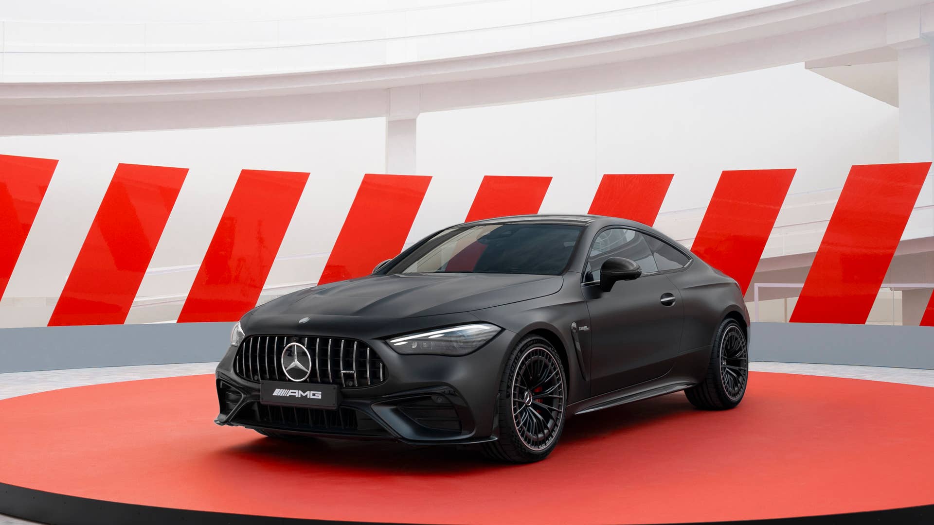 [Mercedes-AMG CLE 53 4MATIC+ | Kraftstoffverbrauch kombiniert: 9,7-9,3 l/100 km | CO₂-Emissionen kombiniert: 220-212 g/km]* Exterieur: graphitgrau magno; Interieur: schwarz mit roten Ziernähten. // [Mercedes-AMG CLE 53 4MATIC+| fuel consumption combined: 9,7-9,3 l/100 km | CO₂-emissions combined: 220-212 g/km]* exterior: graphite grey magno; interior: black with red stitching