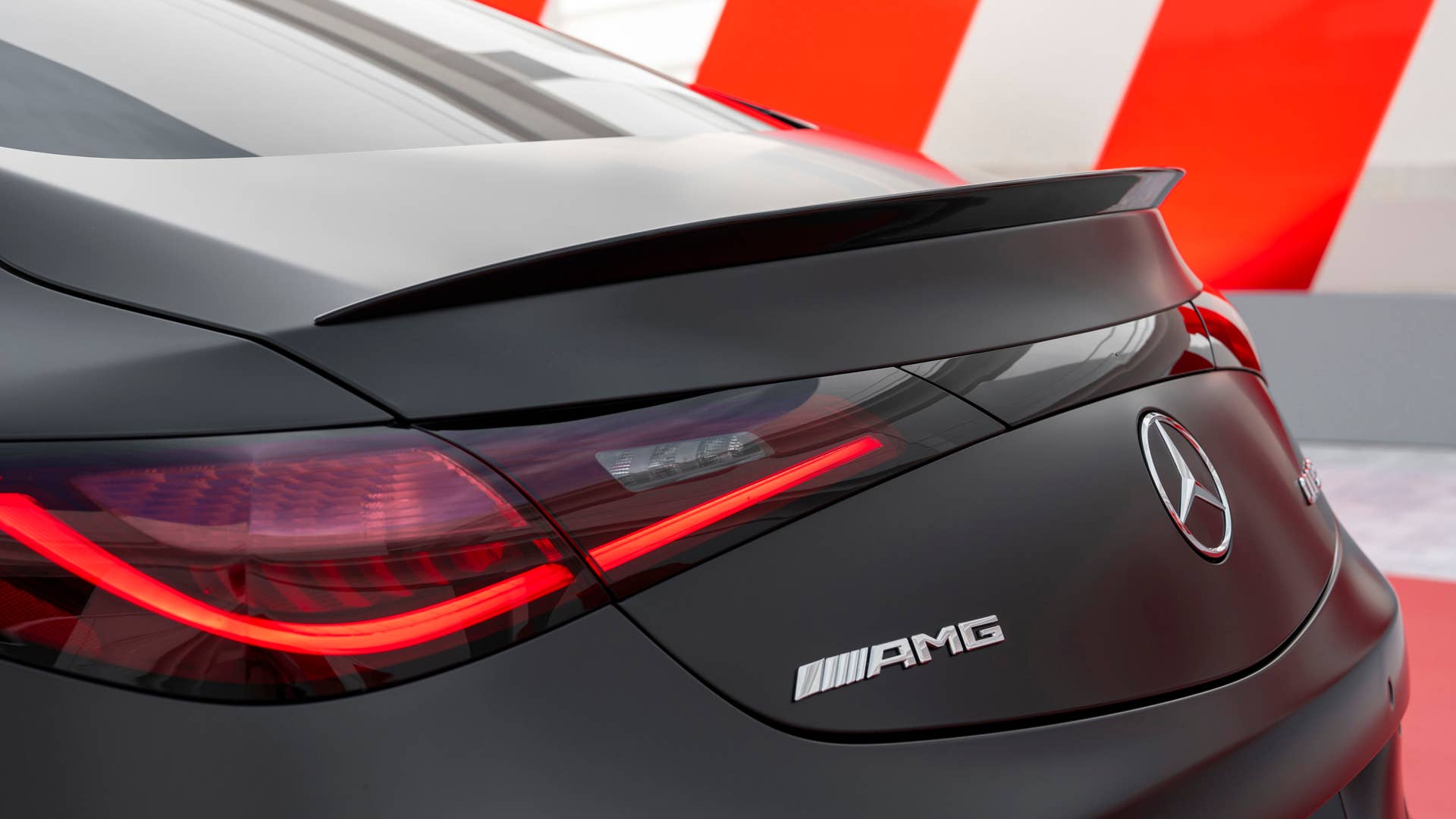 [Mercedes-AMG CLE 53 4MATIC+ | Kraftstoffverbrauch kombiniert: 9,7-9,3 l/100 km | CO₂-Emissionen kombiniert: 220-212 g/km]* Exterieur: graphitgrau magno; Interieur: schwarz mit roten Ziernähten. // [Mercedes-AMG CLE 53 4MATIC+| fuel consumption combined: 9,7-9,3 l/100 km | CO₂-emissions combined: 220-212 g/km]* exterior: graphite grey magno; interior: black with red stitching