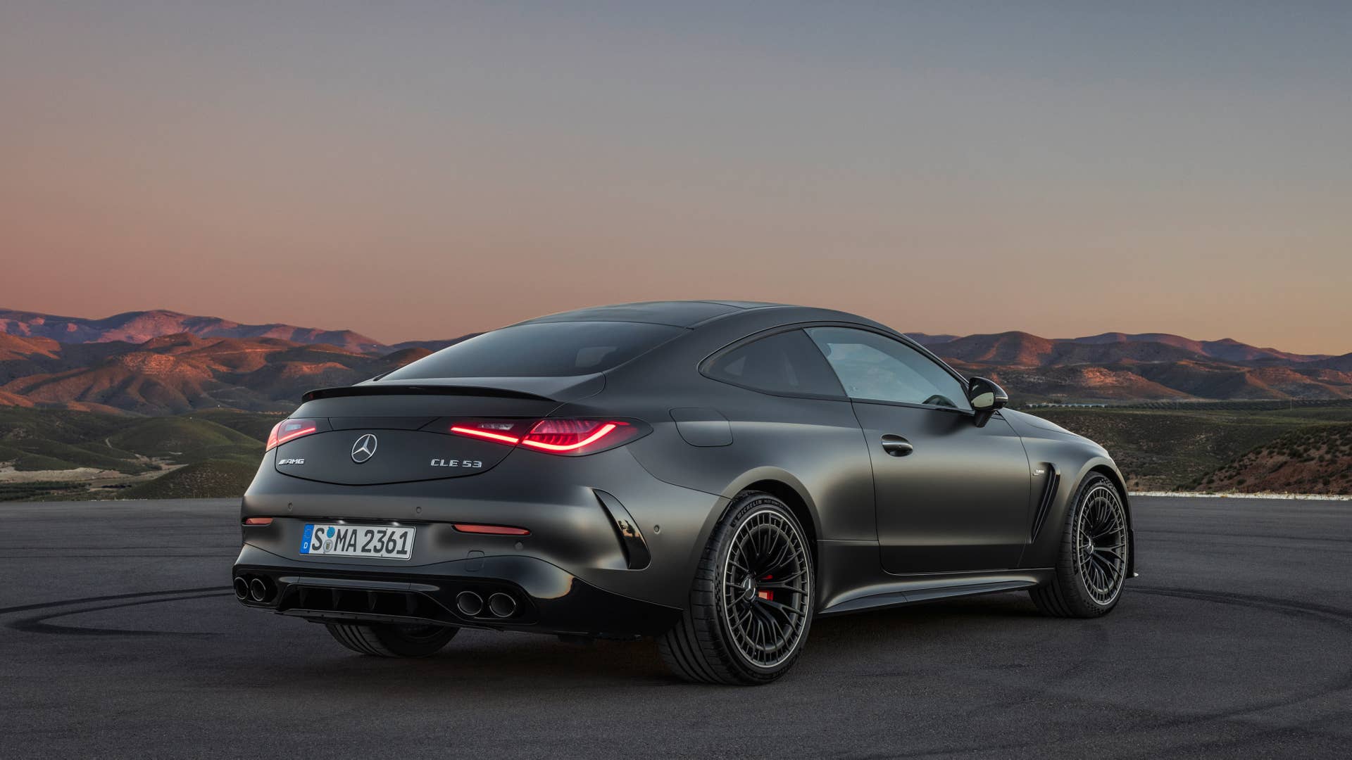 Mit dem neuen CLE 53 4MATIC+ Coupé (Kraftstoffverbrauch kombiniert 9,7-9,3 l/100 km, CO2-Emissionen kombiniert 220-212 g/km)  schärft Mercedes-AMG das Produktportfolio und definiert das Einstiegs-Performance-Coupé-Segment neu//With the new CLE 53 4MATIC+ Coupé (combined fuel consumption 9.7-9.3 l/100 km, combined CO2 emissions 220-212 g/km) , Mercedes-AMG is sharpening its product portfolio and redefining the entry-level performance coupé segment.