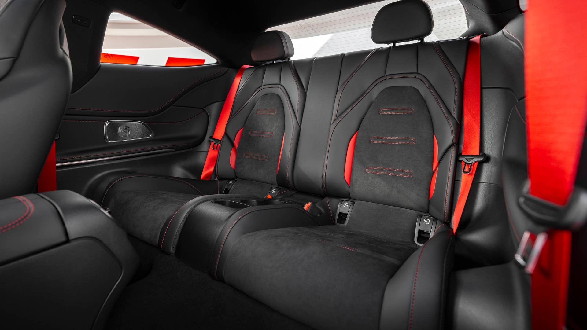 [Mercedes-AMG CLE 53 4MATIC+ | Kraftstoffverbrauch kombiniert: 9,7-9,3 l/100 km | CO₂-Emissionen kombiniert: 220-212 g/km]* Exterieur: graphitgrau magno; Interieur: schwarz mit roten Ziernähten. // [Mercedes-AMG CLE 53 4MATIC+| fuel consumption combined: 9,7-9,3 l/100 km | CO₂-emissions combined: 220-212 g/km]* exterior: graphite grey magno; interior: black with red stitching