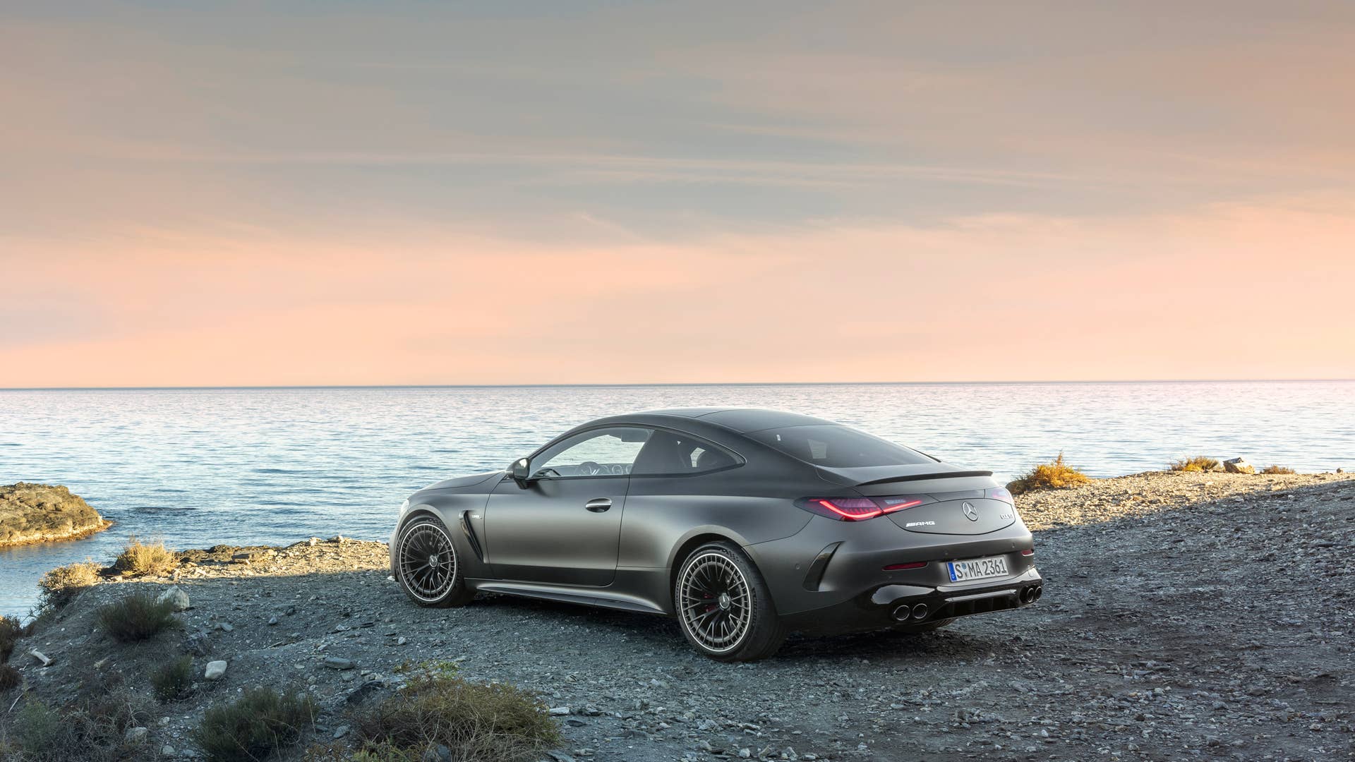 Mit dem neuen CLE 53 4MATIC+ Coupé (Kraftstoffverbrauch kombiniert 9,7-9,3 l/100 km, CO2-Emissionen kombiniert 220-212 g/km)  schärft Mercedes-AMG das Produktportfolio und definiert das Einstiegs-Performance-Coupé-Segment neu//With the new CLE 53 4MATIC+ Coupé (combined fuel consumption 9.7-9.3 l/100 km, combined CO2 emissions 220-212 g/km) , Mercedes-AMG is sharpening its product portfolio and redefining the entry-level performance coupé segment.