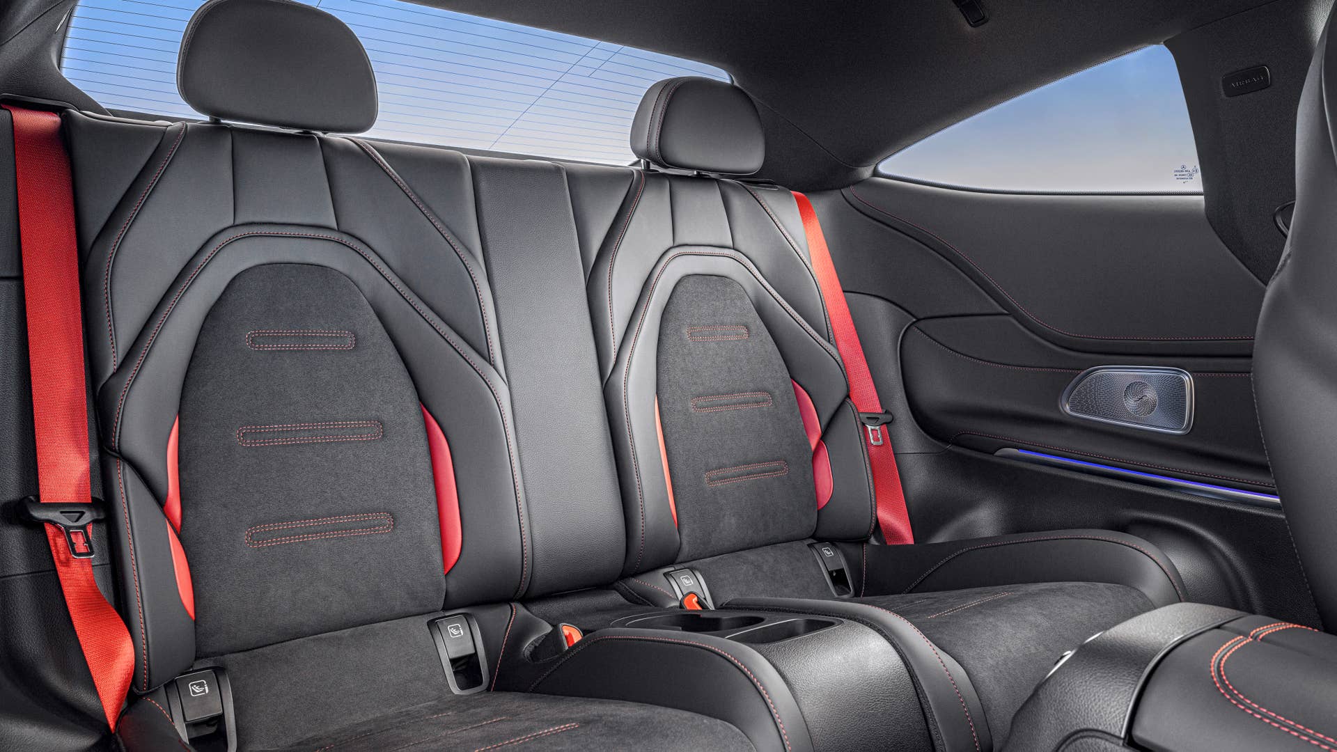 Mit dem neuen CLE 53 4MATIC+ Coupé (Kraftstoffverbrauch kombiniert 9,7-9,3 l/100 km, CO2-Emissionen kombiniert 220-212 g/km)  schärft Mercedes-AMG das Produktportfolio und definiert das Einstiegs-Performance-Coupé-Segment neu//With the new CLE 53 4MATIC+ Coupé (combined fuel consumption 9.7-9.3 l/100 km, combined CO2 emissions 220-212 g/km) , Mercedes-AMG is sharpening its product portfolio and redefining the entry-level performance coupé segment.