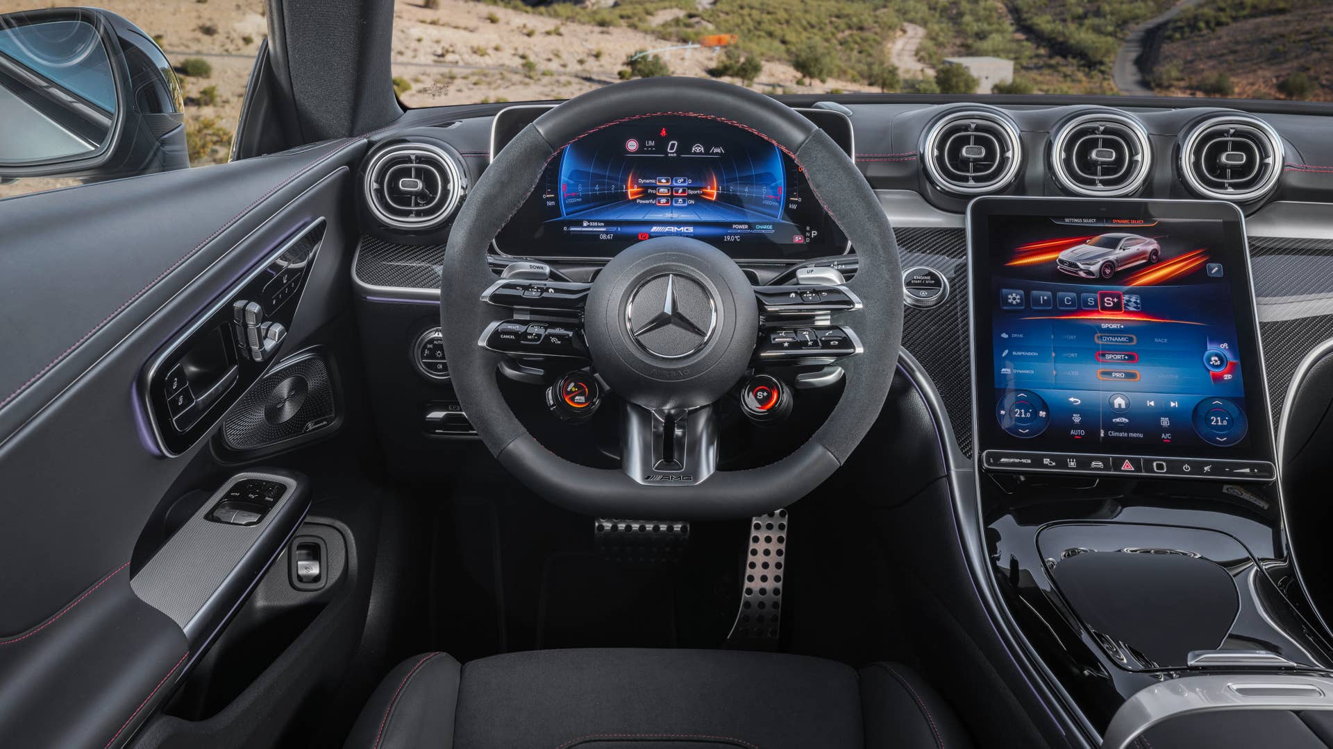 Mit dem neuen CLE 53 4MATIC+ Coupé (Kraftstoffverbrauch kombiniert 9,7-9,3 l/100 km, CO2-Emissionen kombiniert 220-212 g/km)  schärft Mercedes-AMG das Produktportfolio und definiert das Einstiegs-Performance-Coupé-Segment neu//With the new CLE 53 4MATIC+ Coupé (combined fuel consumption 9.7-9.3 l/100 km, combined CO2 emissions 220-212 g/km) , Mercedes-AMG is sharpening its product portfolio and redefining the entry-level performance coupé segment.