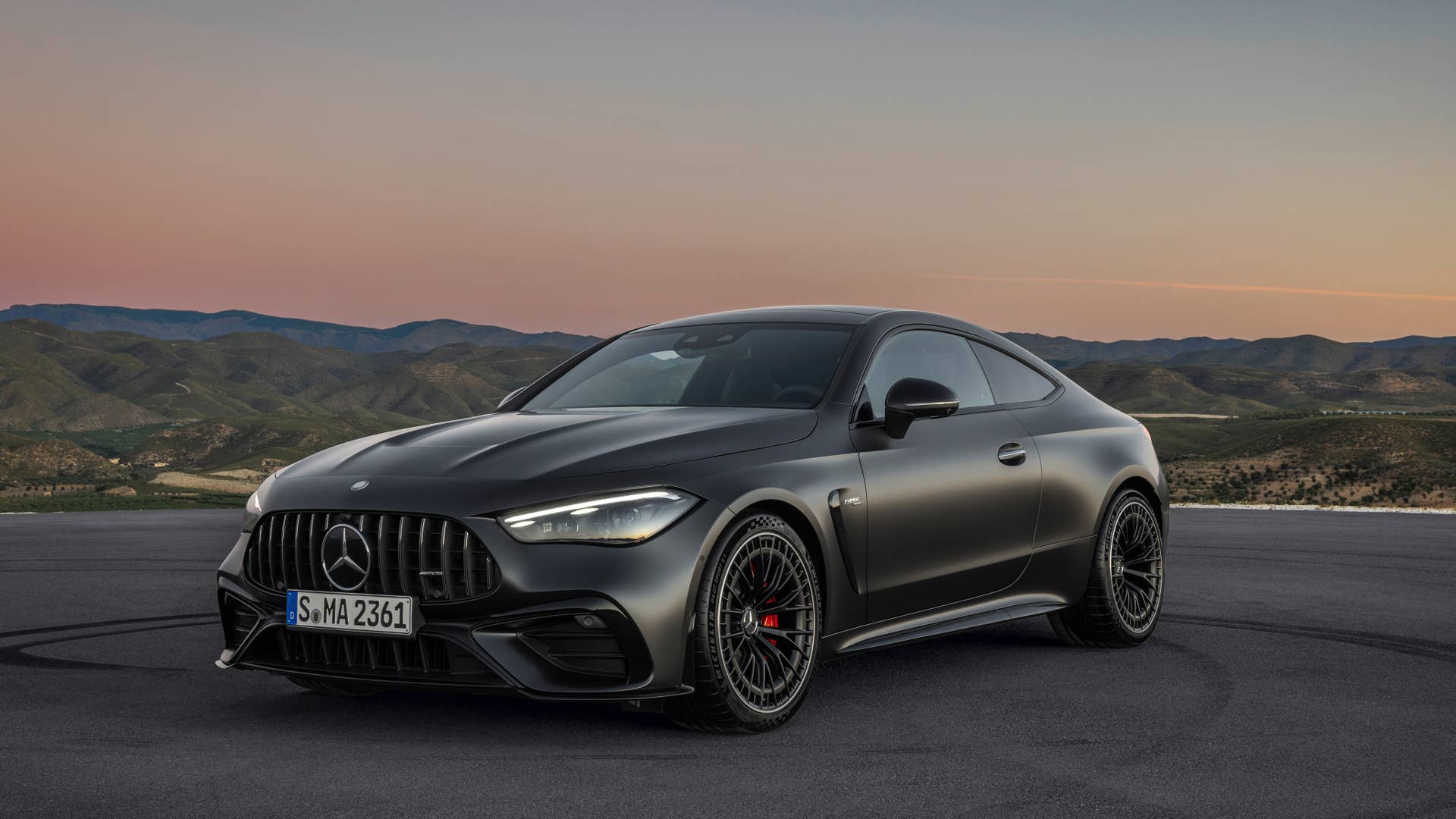 Mit dem neuen CLE 53 4MATIC+ Coupé (Kraftstoffverbrauch kombiniert 9,7-9,3 l/100 km, CO2-Emissionen kombiniert 220-212 g/km)  schärft Mercedes-AMG das Produktportfolio und definiert das Einstiegs-Performance-Coupé-Segment neu//With the new CLE 53 4MATIC+ Coupé (combined fuel consumption 9.7-9.3 l/100 km, combined CO2 emissions 220-212 g/km) , Mercedes-AMG is sharpening its product portfolio and redefining the entry-level performance coupé segment.