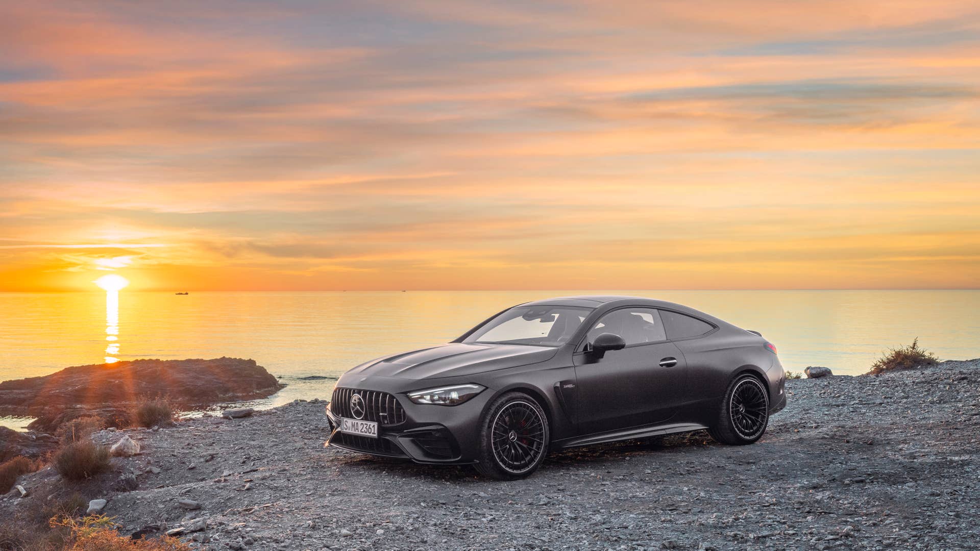 Mit dem neuen CLE 53 4MATIC+ Coupé (Kraftstoffverbrauch kombiniert 9,7-9,3 l/100 km, CO2-Emissionen kombiniert 220-212 g/km)  schärft Mercedes-AMG das Produktportfolio und definiert das Einstiegs-Performance-Coupé-Segment neu//With the new CLE 53 4MATIC+ Coupé (combined fuel consumption 9.7-9.3 l/100 km, combined CO2 emissions 220-212 g/km) , Mercedes-AMG is sharpening its product portfolio and redefining the entry-level performance coupé segment.