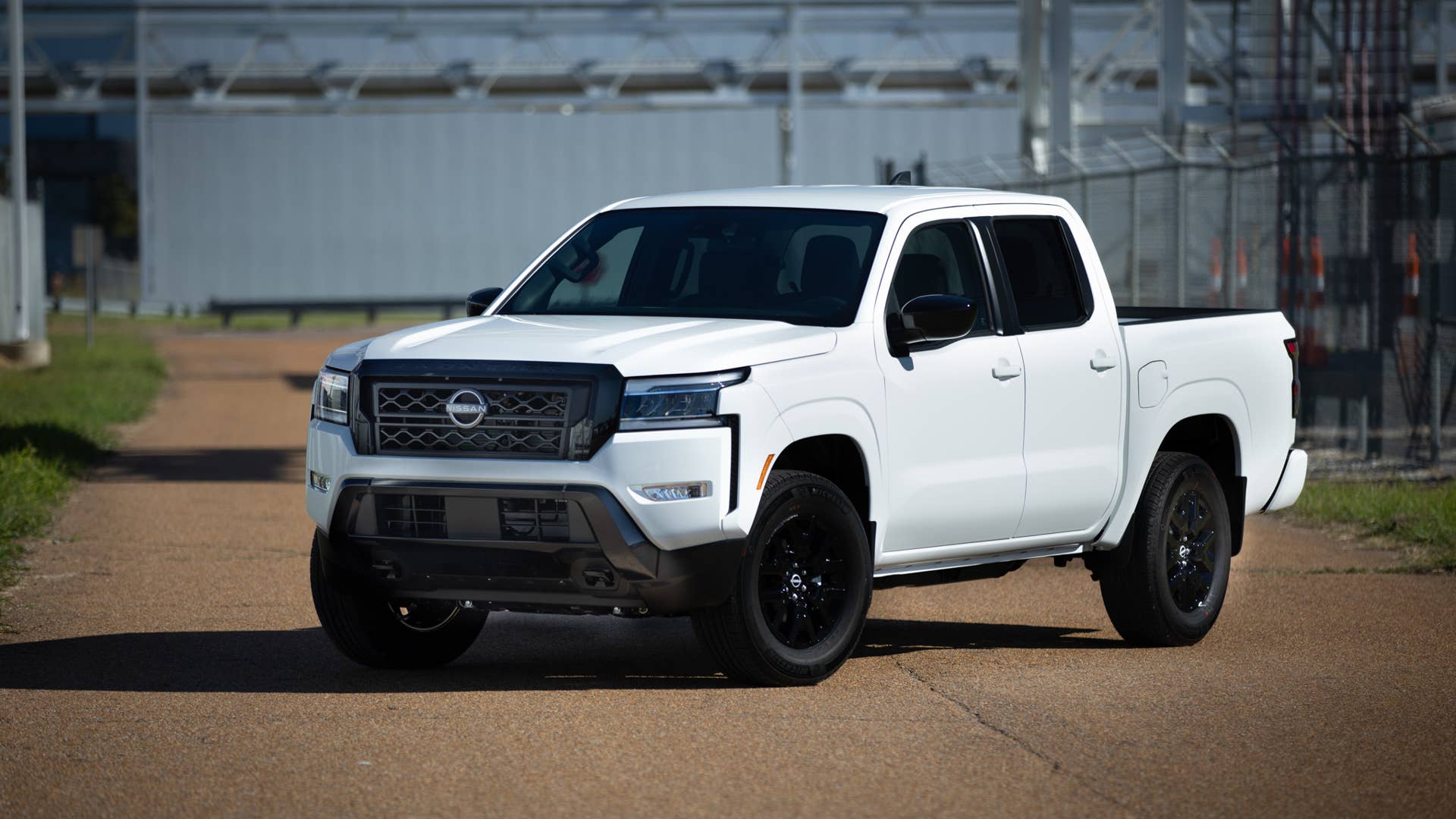 The 2023 Nissan Frontier Midnight Edition package is now available on the SV Crew Cab. This enhances the truck’s appearance with 17-inch black-painted alloy wheels; black outside mirrors, lower bumper and grille; black exterior badging; black interior accents and a black headliner; and LED fog lights, headlights and daytime running lights.