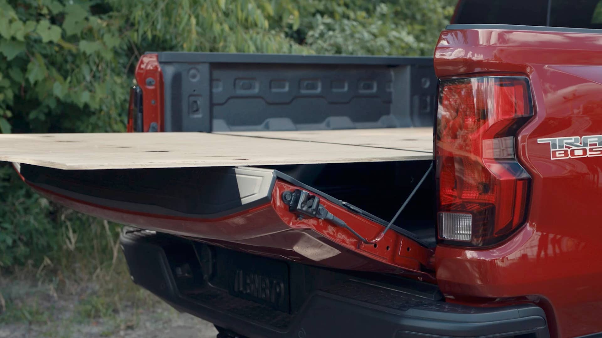The 2023 Colorado Trail Boss’ mid-position tailgate