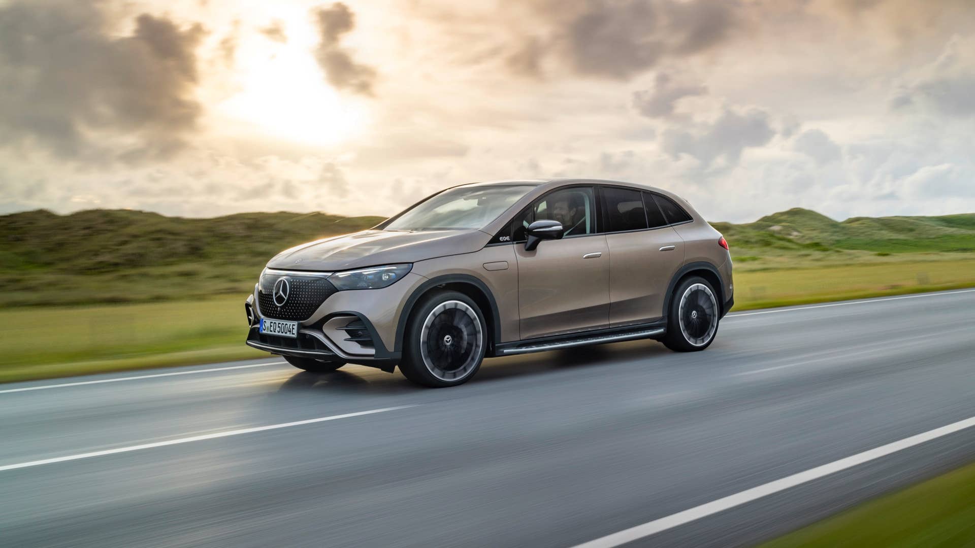 AMG Line Exterior, Night Package, Velvet brown metallic, 22" AMG multi-spoke light-alloy wheels, Electric Art Line Interior, Leather Nappa balao brown/neva grey