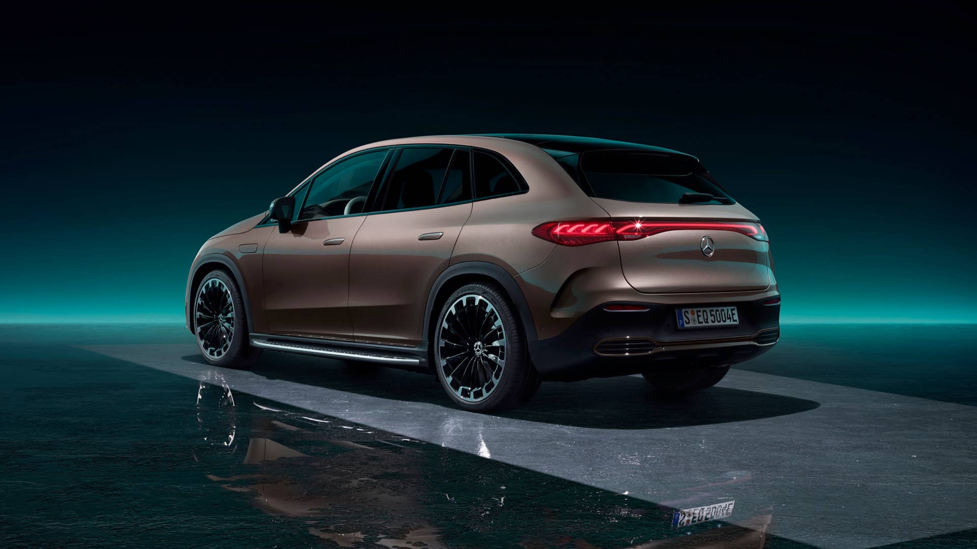 AMG Line Exterior, Night Package, Velvet brown metallic, 22" AMG multi-spoke light-alloy wheels, Electric Art Line Interior, Leather Nappa balao brown/neva grey