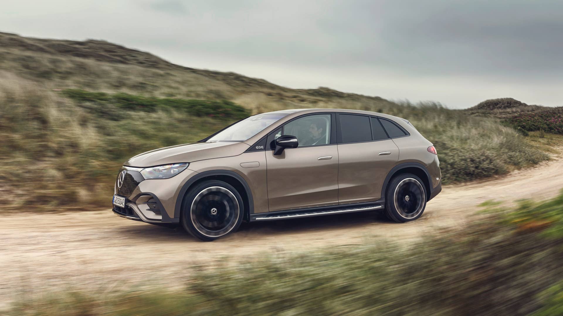 AMG Line Exterior, Night Package, Velvet brown metallic, 22" AMG multi-spoke light-alloy wheels, Electric Art Line Interior, Leather Nappa balao brown/neva grey
