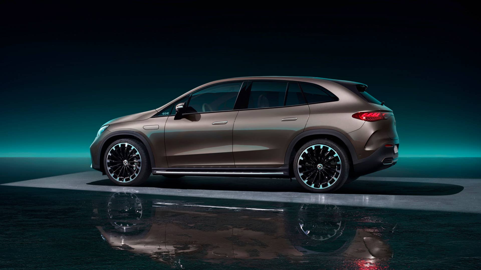 AMG Line Exterior, Night Package, Velvet brown metallic, 22" AMG multi-spoke light-alloy wheels, Electric Art Line Interior, Leather Nappa balao brown/neva grey