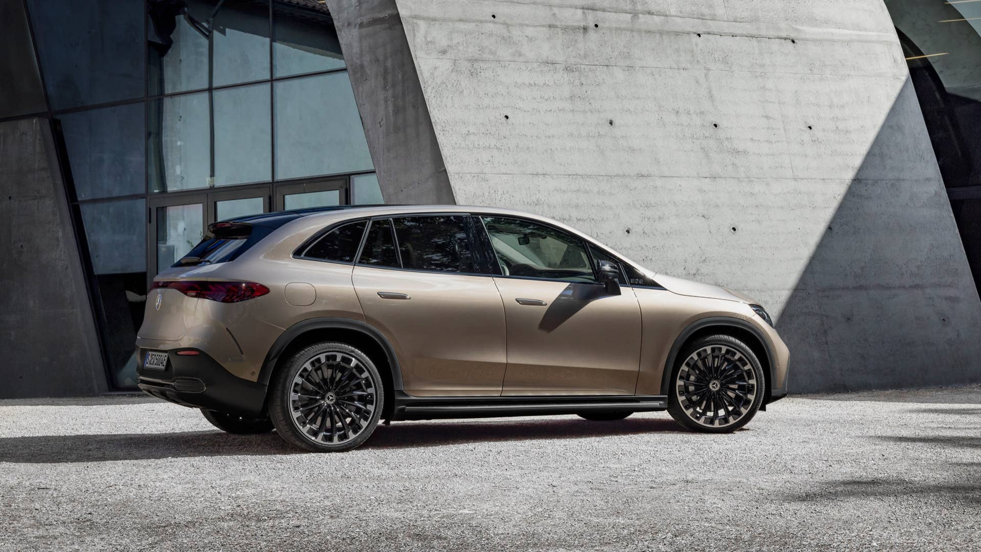 AMG Line Exterior, Night Package, Velvet brown metallic, 22" AMG multi-spoke light-alloy wheels, Electric Art Line Interior, Leather Nappa balao brown/neva grey