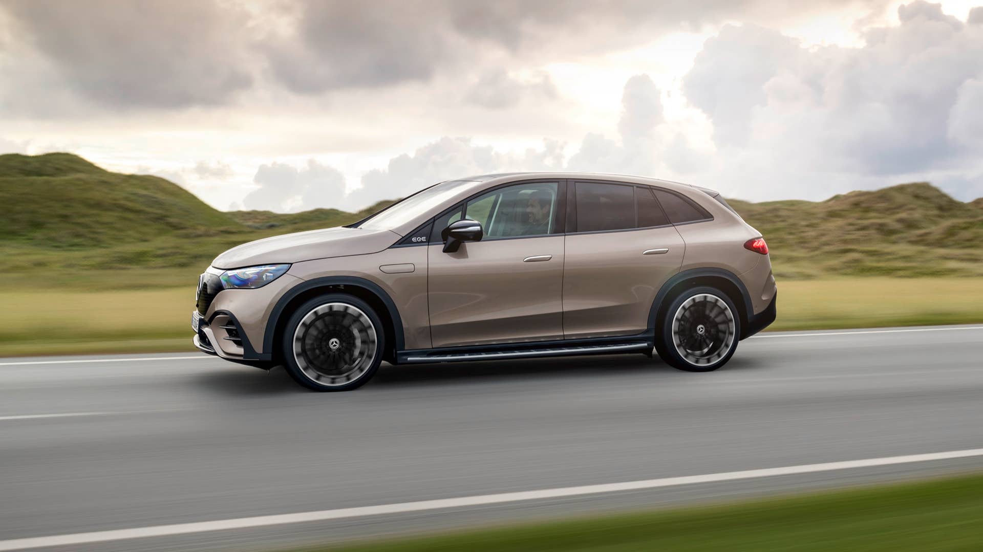 AMG Line Exterior, Night Package, Velvet brown metallic, 22" AMG multi-spoke light-alloy wheels, Electric Art Line Interior, Leather Nappa balao brown/neva grey