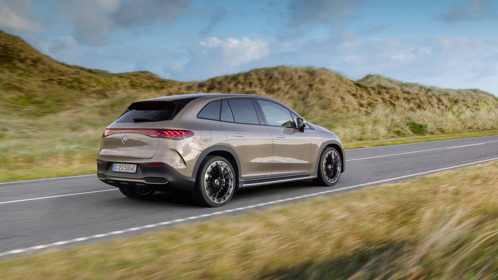AMG Line Exterior, Night Package, Velvet brown metallic, 22" AMG multi-spoke light-alloy wheels, Electric Art Line Interior, Leather Nappa balao brown/neva grey