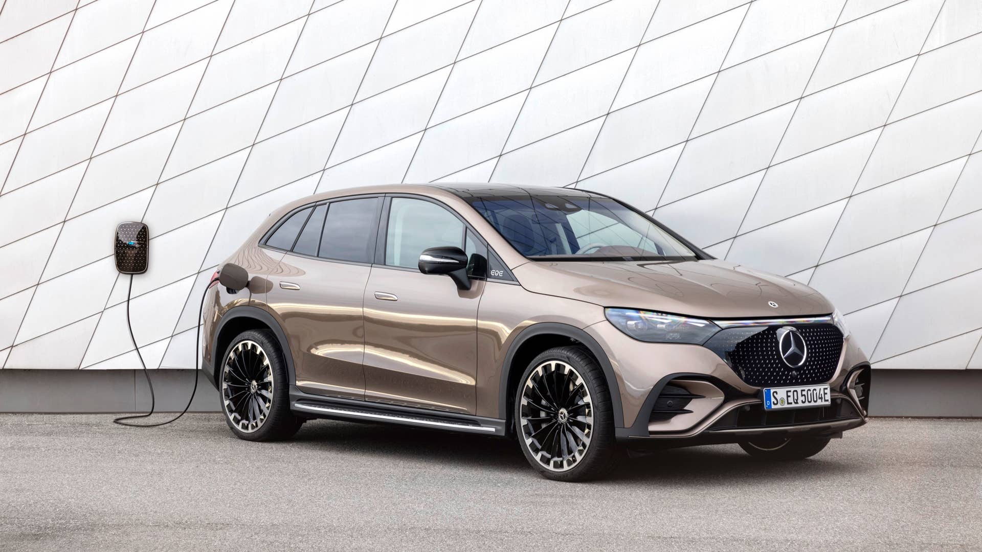 AMG Line Exterior, Night Package, Velvet brown metallic, 22" AMG multi-spoke light-alloy wheels, Electric Art Line Interior, Leather Nappa balao brown/neva grey