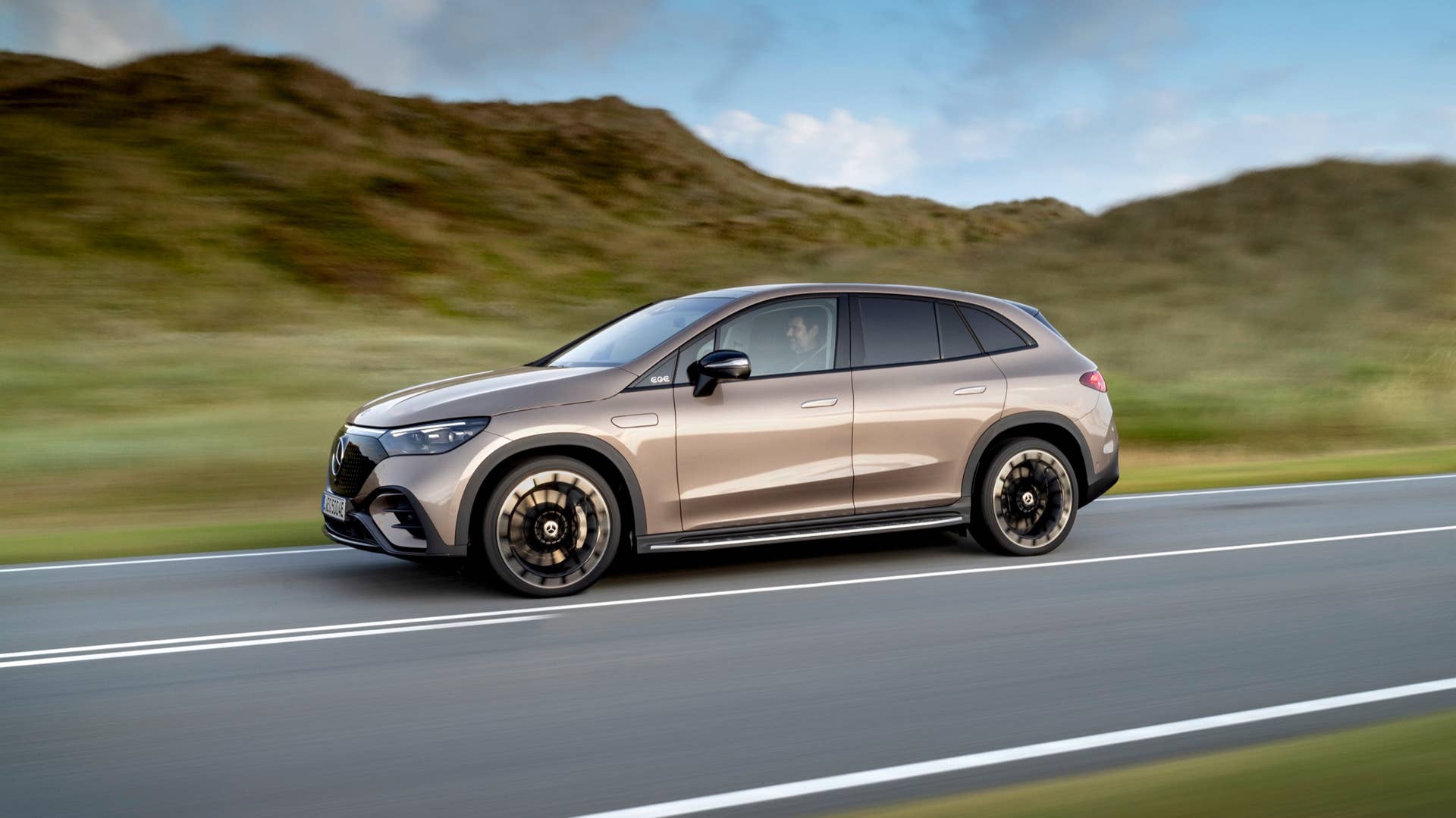 AMG Line Exterior, Night Package, Velvet brown metallic, 22" AMG multi-spoke light-alloy wheels, Electric Art Line Interior, Leather Nappa balao brown/neva grey