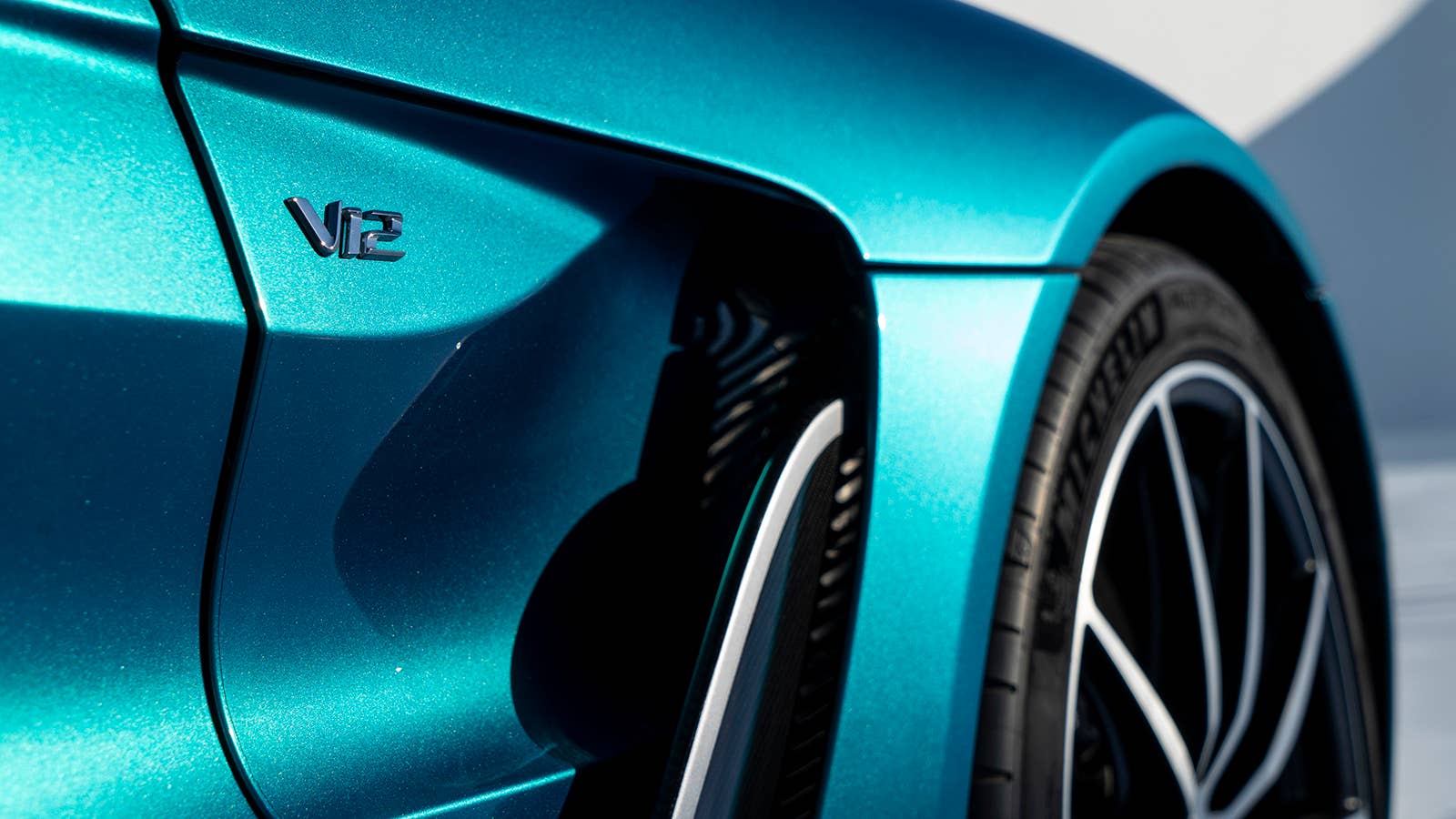 Aston Martin V12 Vantage Roadster