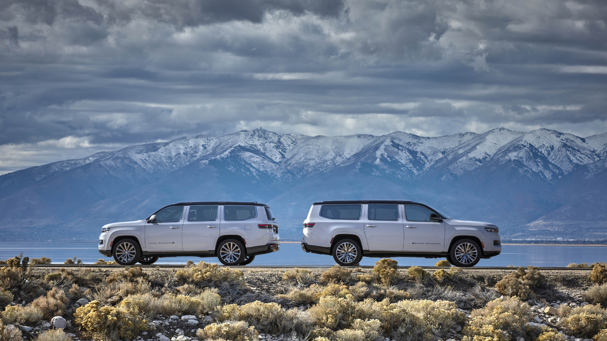 2022 Grand Wagoneer (left) and 2023 Grand Wagoneer L (right)