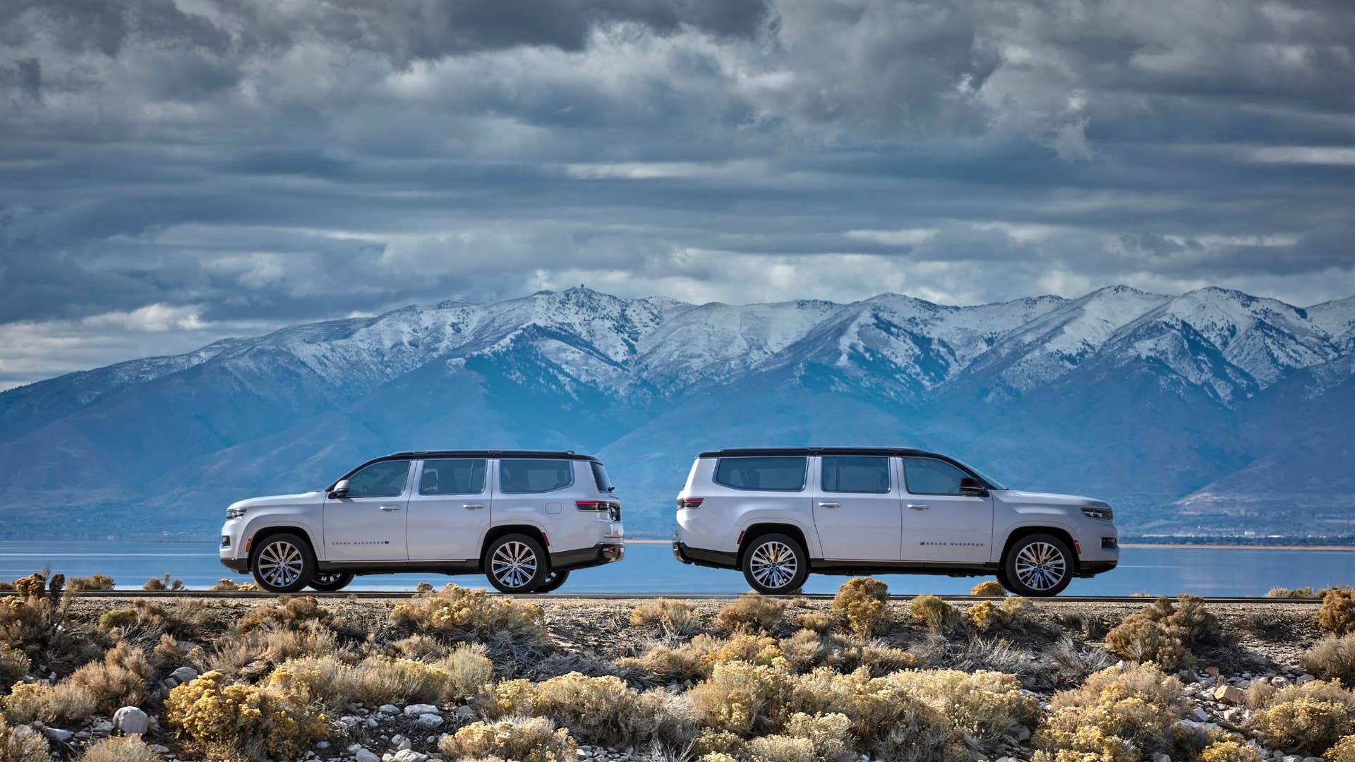 2022 Grand Wagoneer (left) and 2023 Grand Wagoneer L (right)